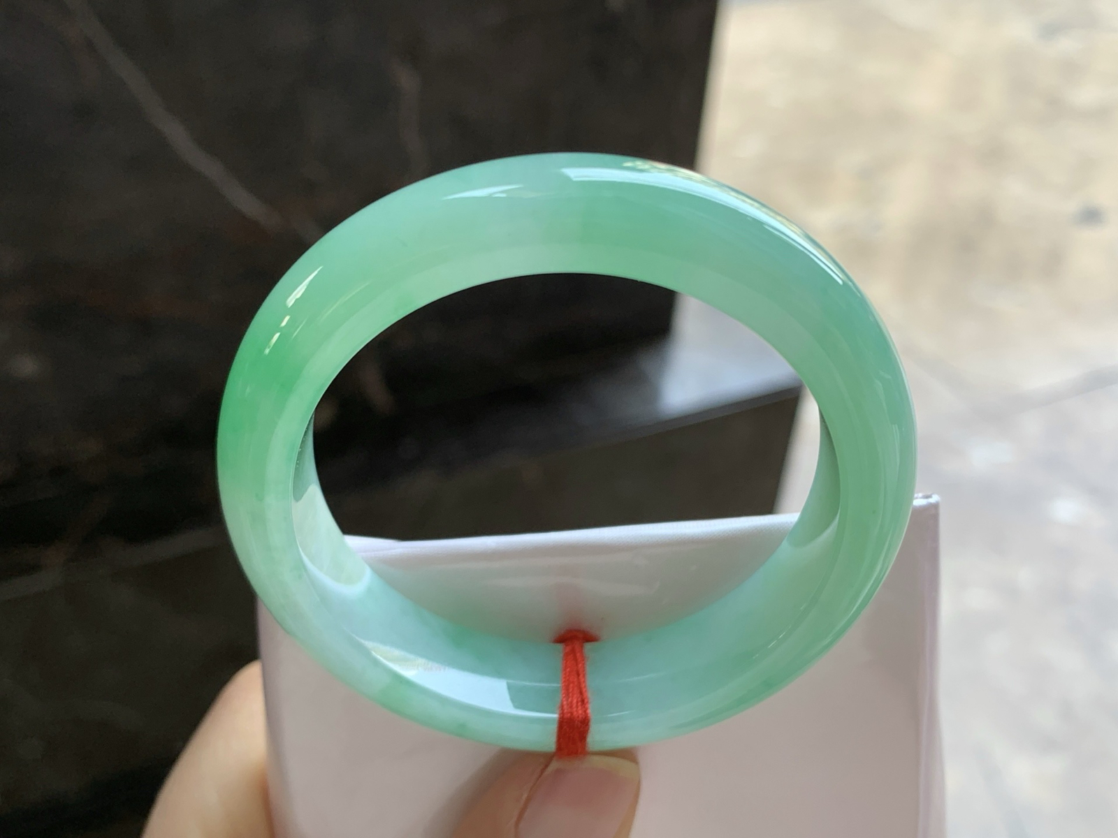 50.5-12.3-8

晴绿手镯^_^玉质温润 细腻