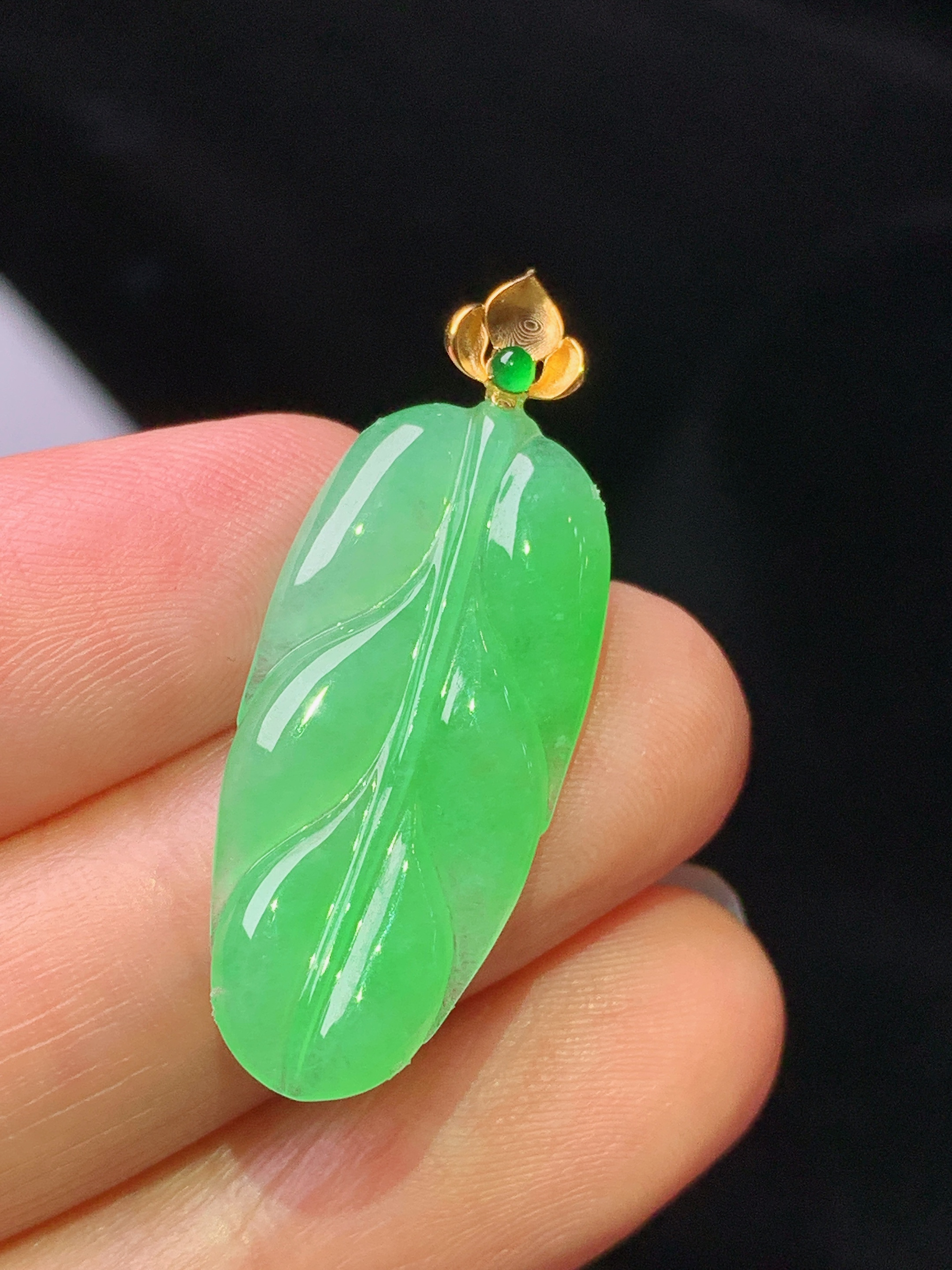 18k金镶嵌翠绿树叶吊坠 玉质细腻 色泽艳丽清新 水润亮眼 整体尺寸33.2*12.8*3.5j2