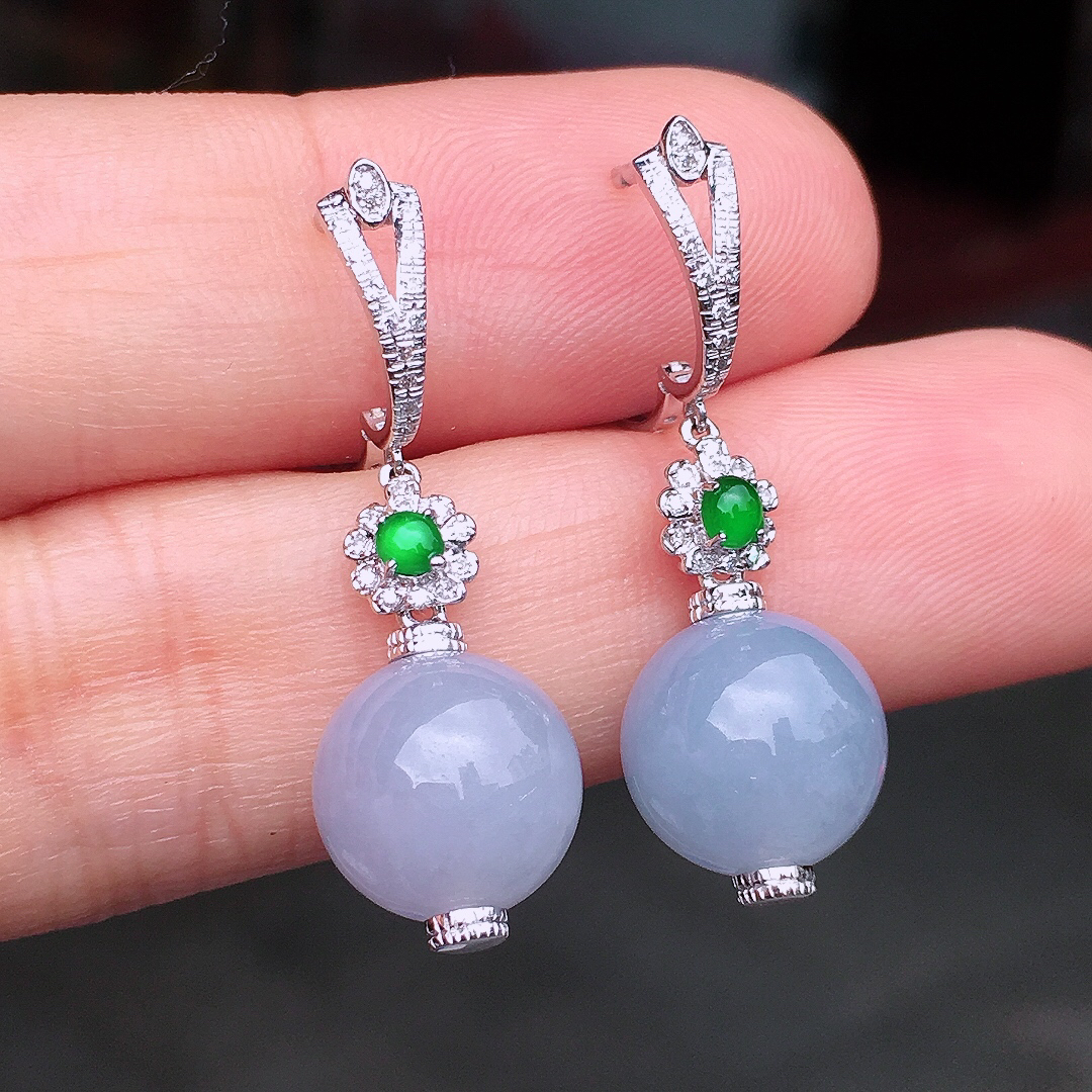 紫罗兰珠子耳坠，色泽均匀艳丽，玉质细腻，荧光感超
强，饱满圆润，尽显优雅气质，18k
金豪华镶嵌