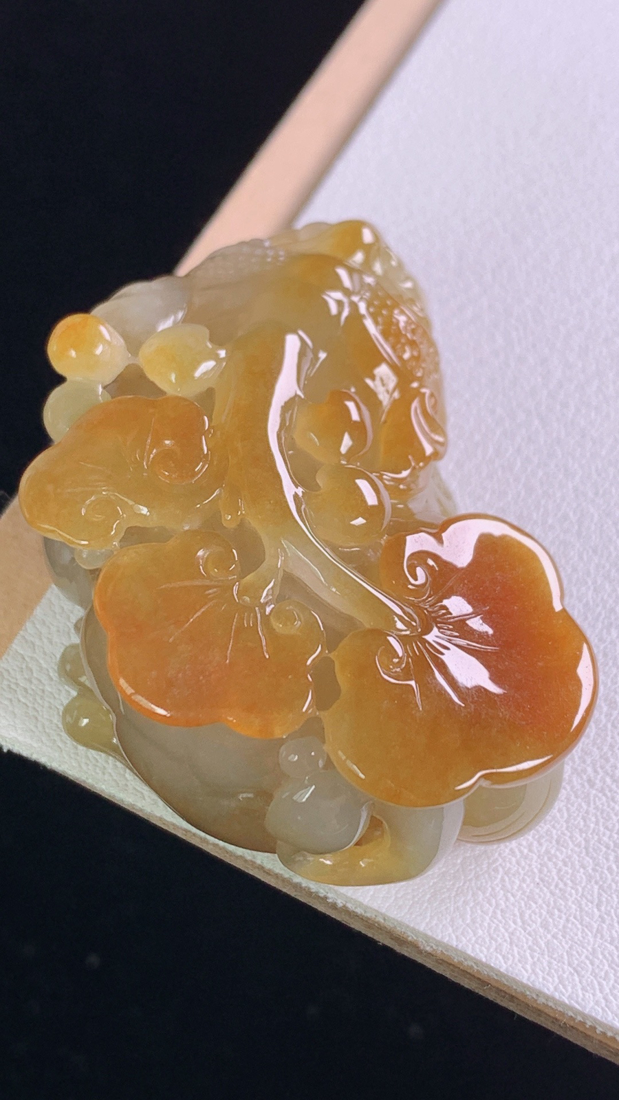 黄翡貔貅
天然黄翡，霸气十足，
尺寸:45.7-31.0-18.2mm 9