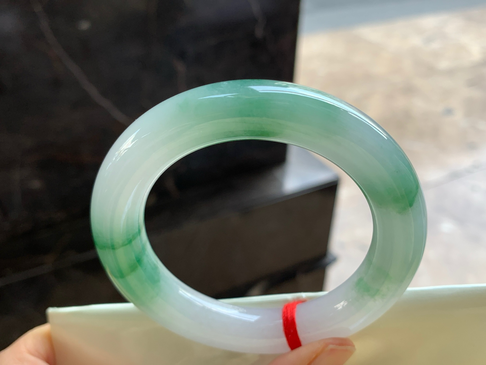 56-12.3

绿花圆条手镯^_^鲜艳 玉质温润