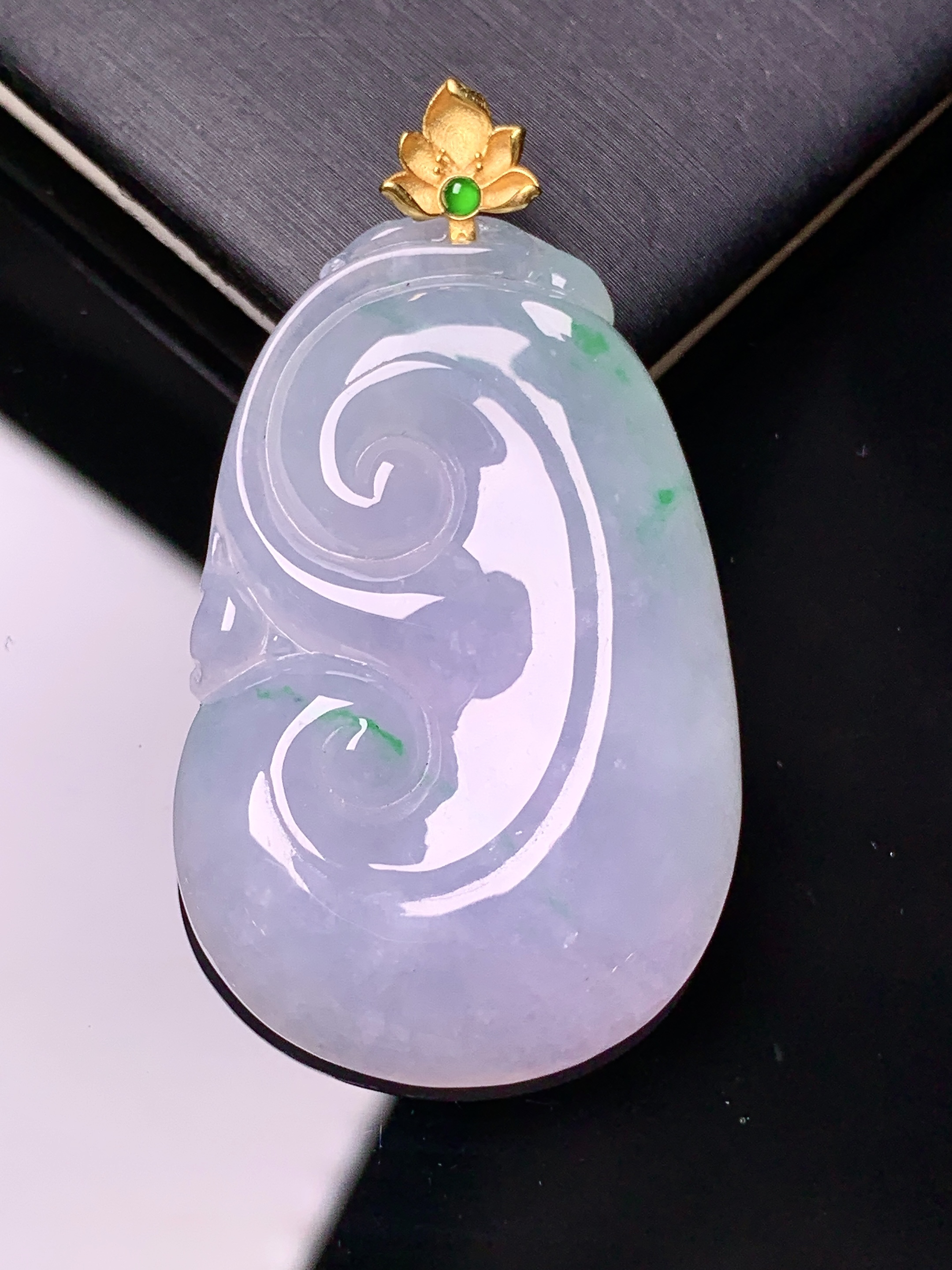 18k金镶嵌飘绿如意吊坠 玉质细腻 色泽艳丽清新 水润亮眼 整体尺寸45.8*25.6*5.5j2