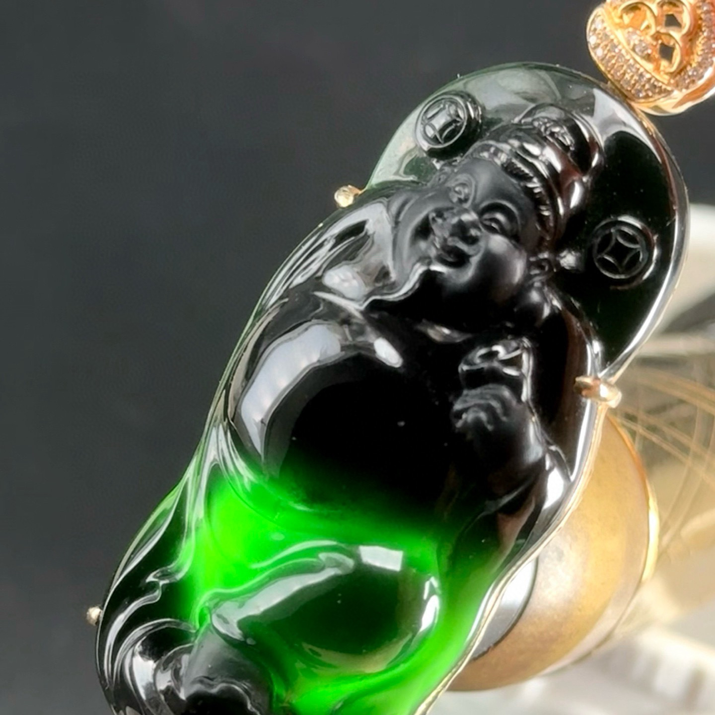 精品18k墨翠财神 种好色正 黑度极好 打灯通透 油性十足 尺寸55.6
