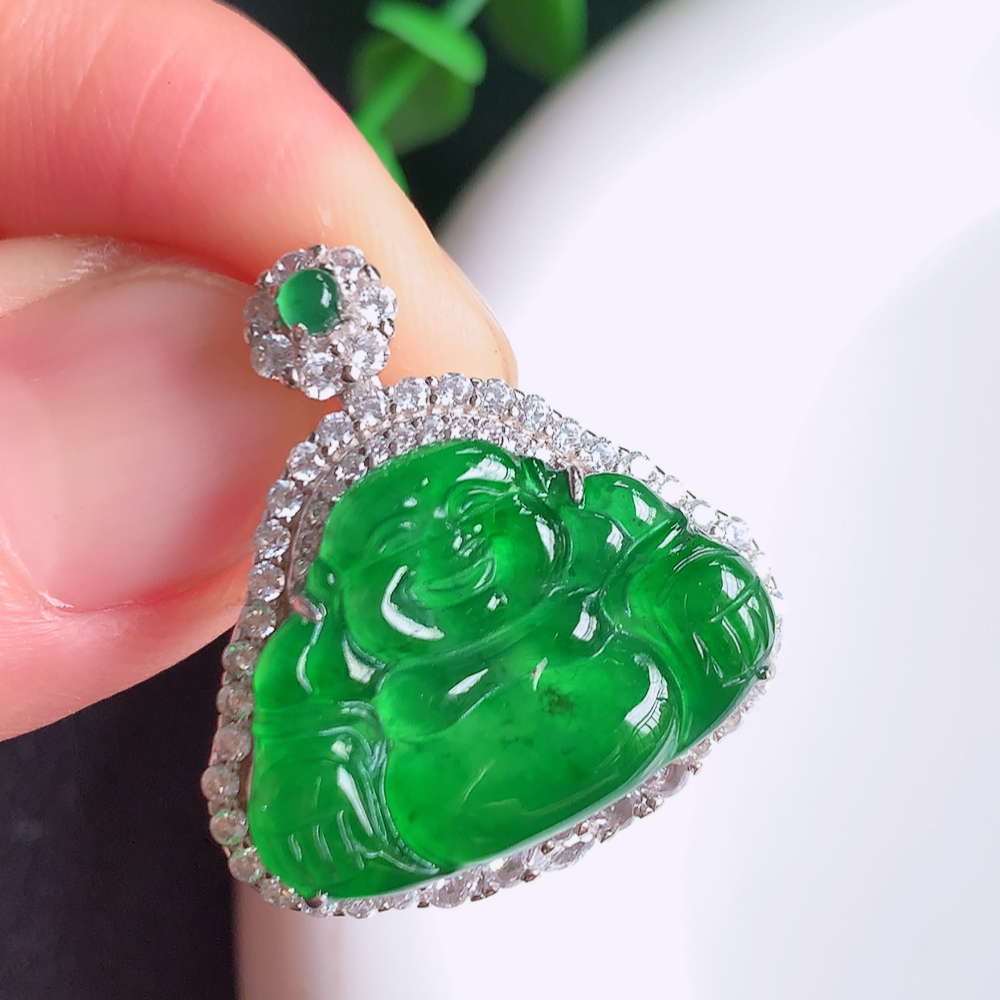 冰润满绿925银镶佛公挂件 玉质细腻  精雕弥勒佛，笑佛福耳垂肩，面相喜庆，开怀大笑，憨态可掬。惟妙惟肖，寓意福禄双全，吉祥美满，笑口常开 W481.11  整体尺寸：26.8-25-9mm   裸石尺寸：15.8-22.5mm