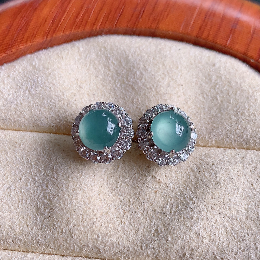 冰晴水翡翠耳钉，自然光实拍，翠色灵动，颜色漂亮，种老水足，品相佳，佩戴佳品！W481.11  取一整体尺寸：9.2-8mm   裸石尺寸：6mm