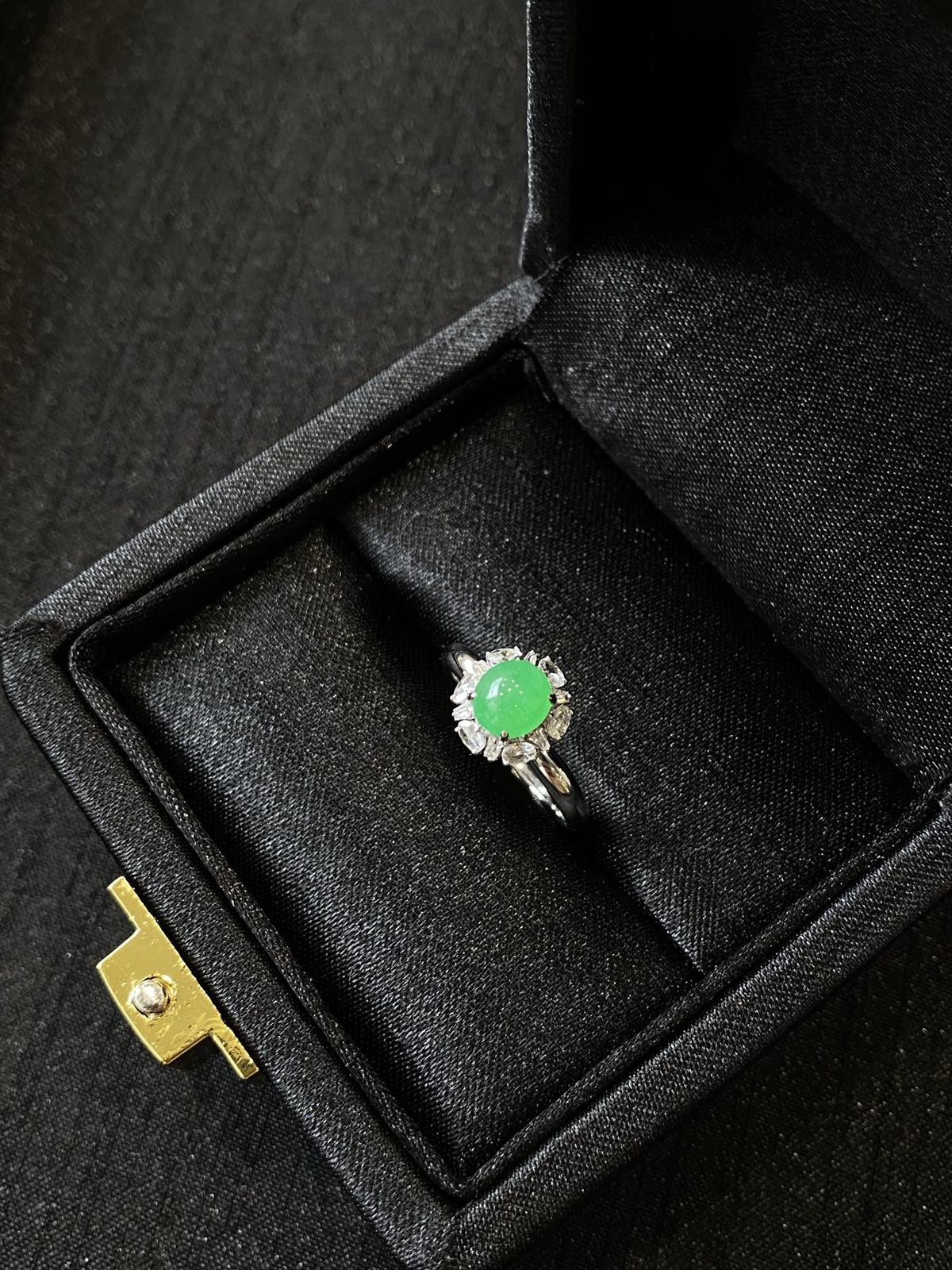 18Ｋ冰阳绿蛋面戒指
整体9.8/9.4/8.9
裸石6.4/5.9/3