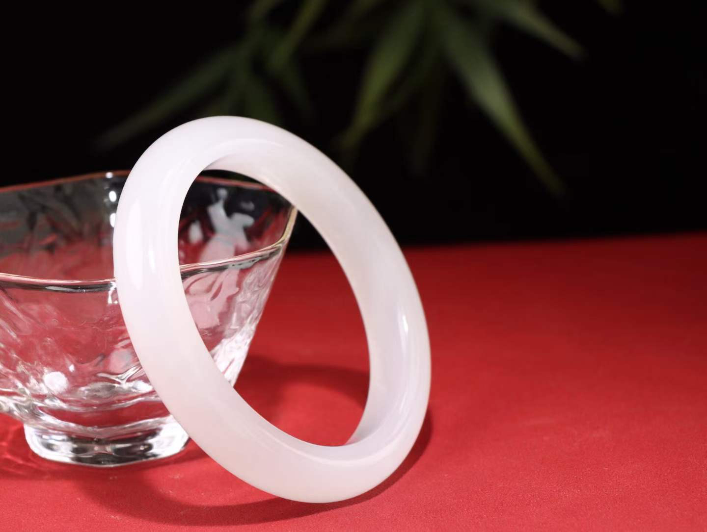 【温柔雅致】

精品和田玉白玉手镯，白冰底质地冰润细腻，色泽高贵典雅，镯型古朴典雅。在诗情画意的雨巷相遇，你是我腕间的一抹风情，有你眸有深情，清风荡漾湖间静水，我愿俯身低眉，在烟波涟漪处，寻你深情倩影。重54.3克内径圈口57mm尺寸57-11.5-9mm FSO26248038218