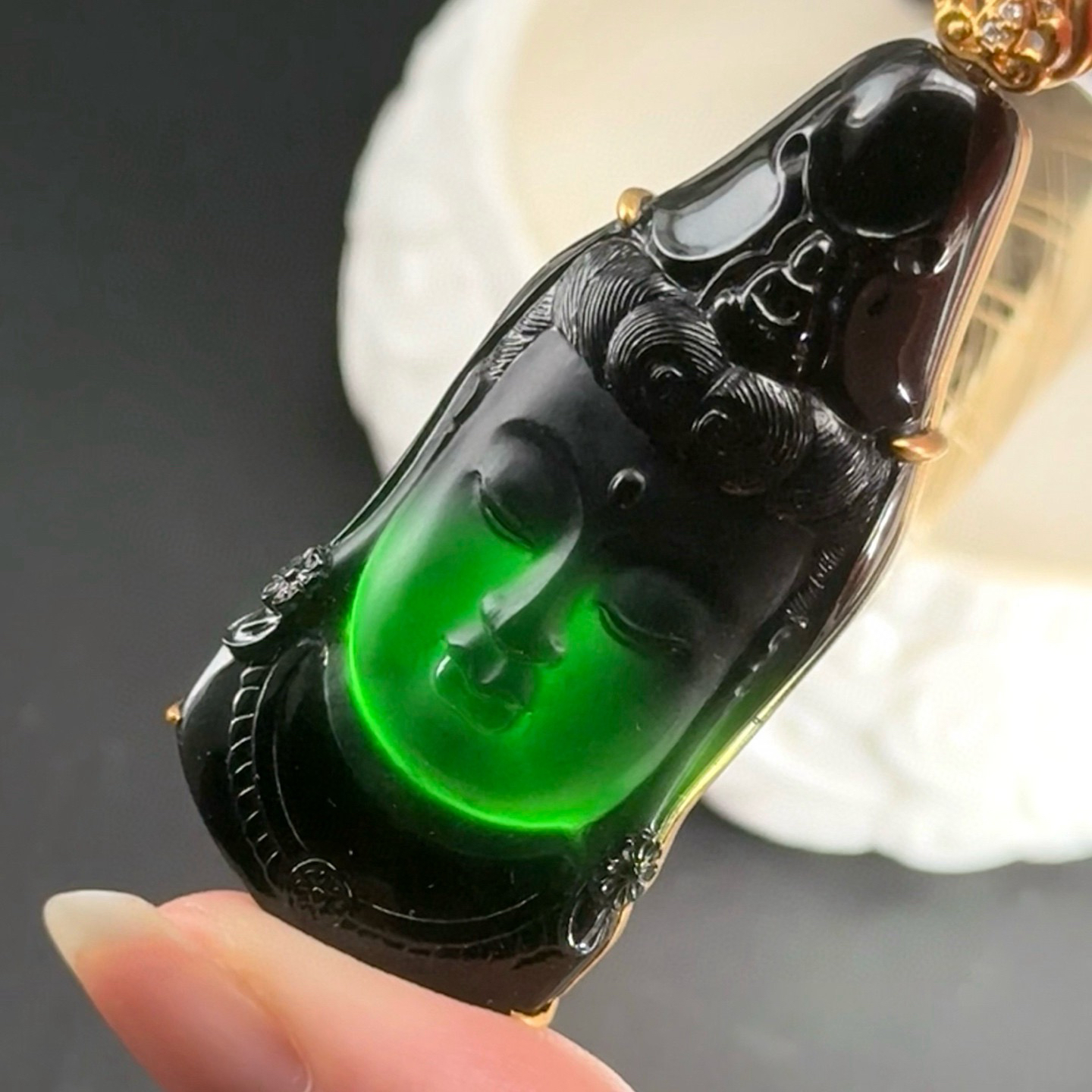 精品18k墨翠观音头 种好色正 黑度极好 打灯通透 油性十足 尺寸57.6