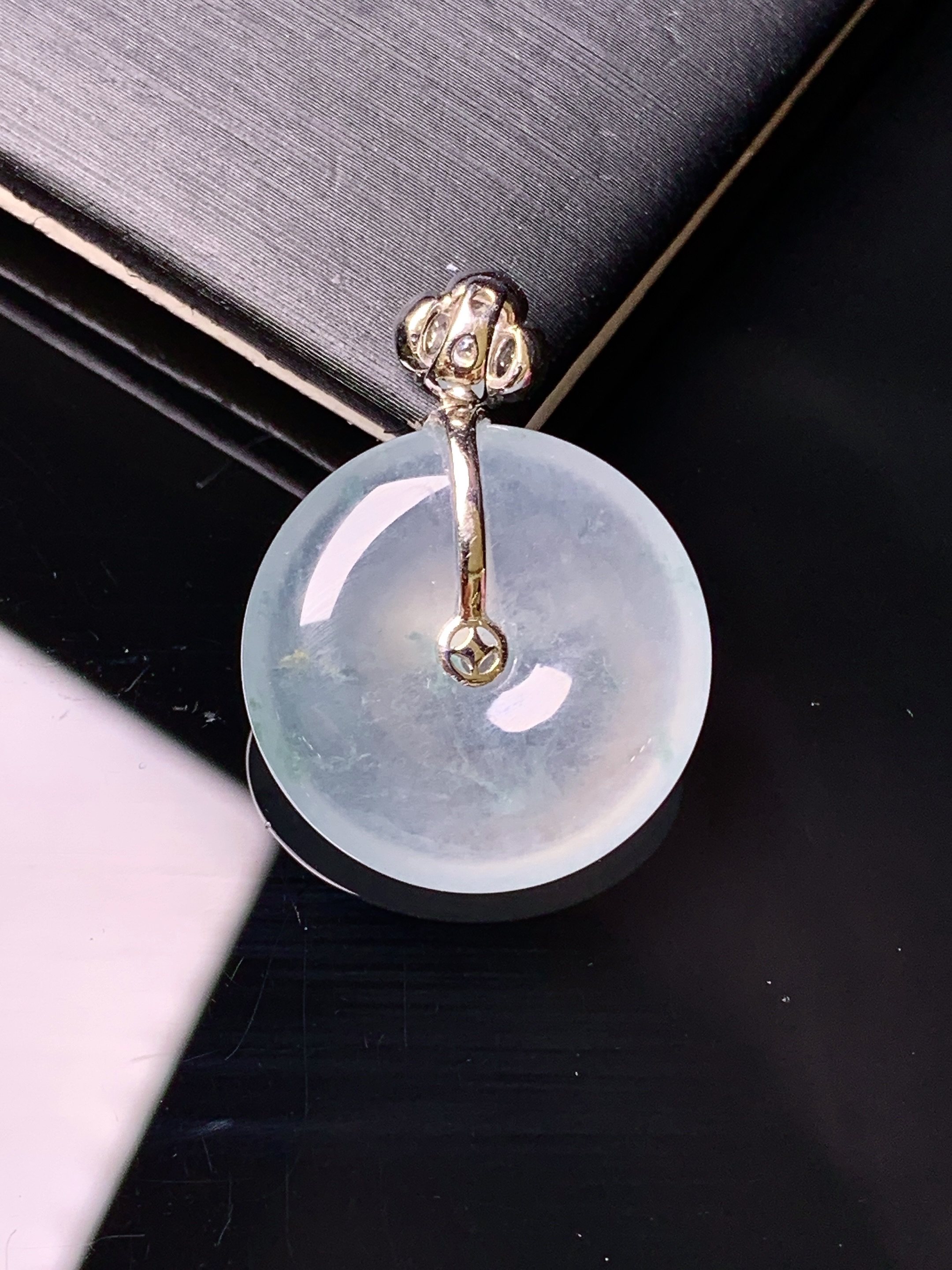 18k金钻镶嵌冰种平安扣吊坠 玉质细腻 色泽艳丽清新 水润亮眼 整体尺寸26.6*19.7*5.6c1