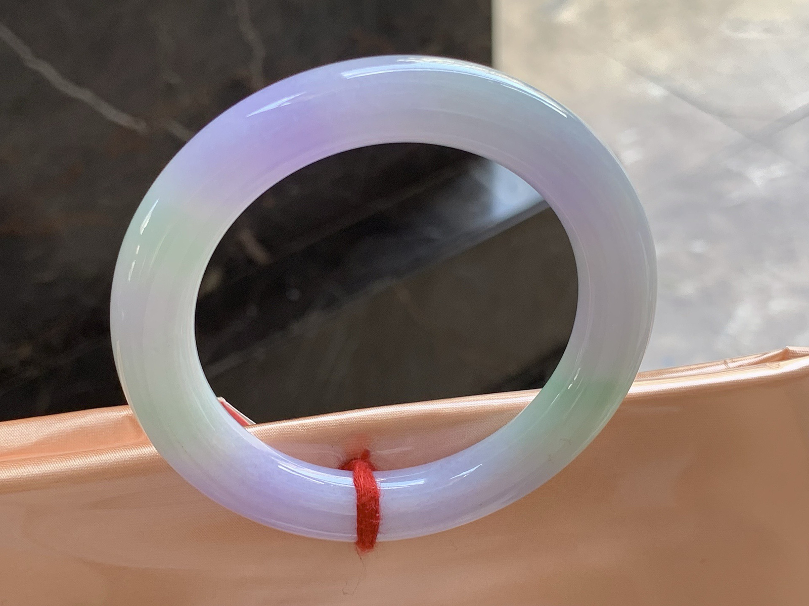 54-10.5

春彩圆条手镯54 55可戴～ 颜色鲜艳 细腻清爽的底子