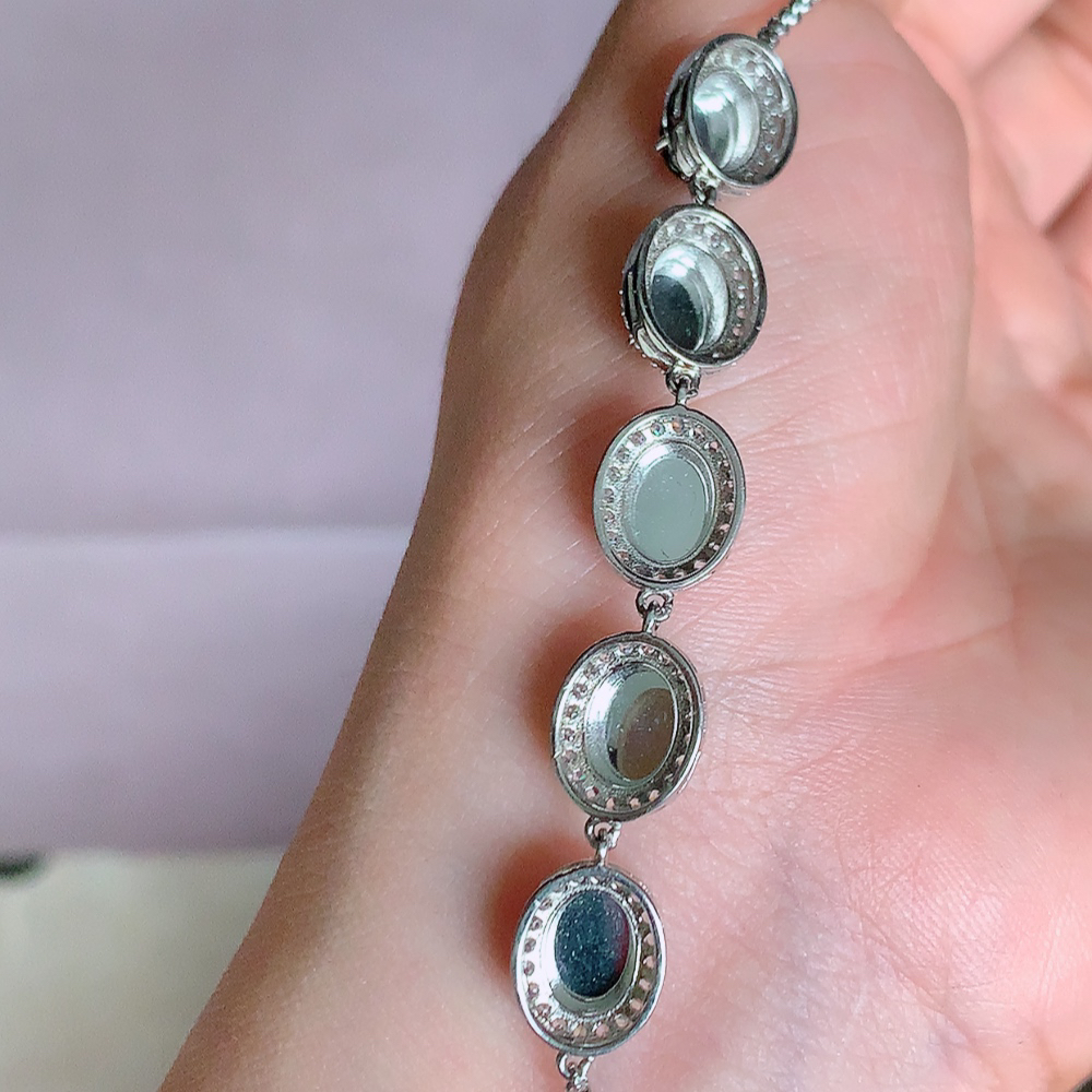 冰润翡翠蛋面手链，水水润润，珠圆玉润，颜色鲜艳，妙明清净，清秀高雅，佩戴效果优雅迷人！性价比超值 W481.11取一尺寸：11-9.2-6mm    裸石尺寸大： 8-6mm