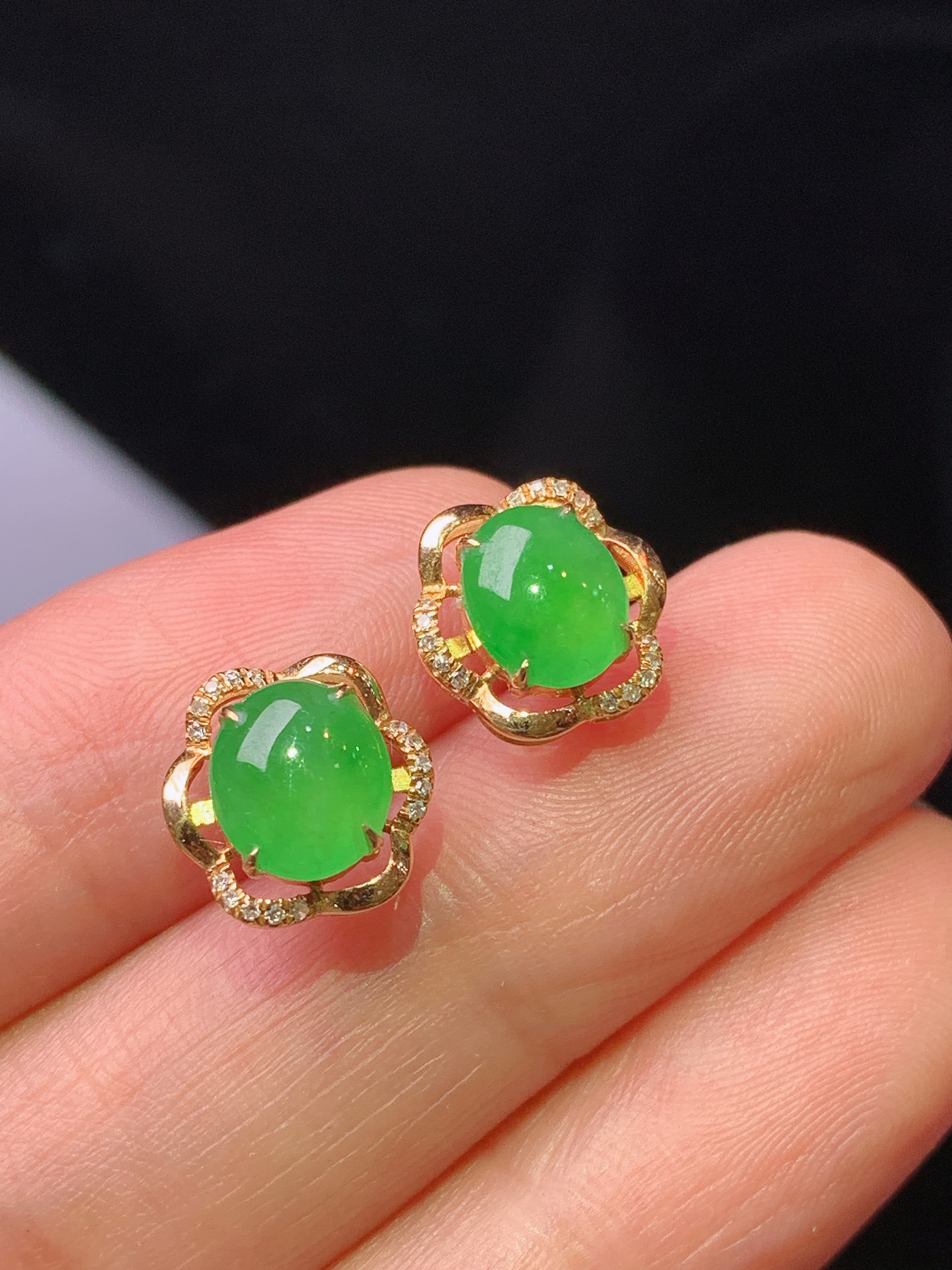 18k金钻镶嵌翠绿蛋面耳钉 玉质细腻 色泽艳丽清新 水润亮眼 整体尺寸10*4.5yz