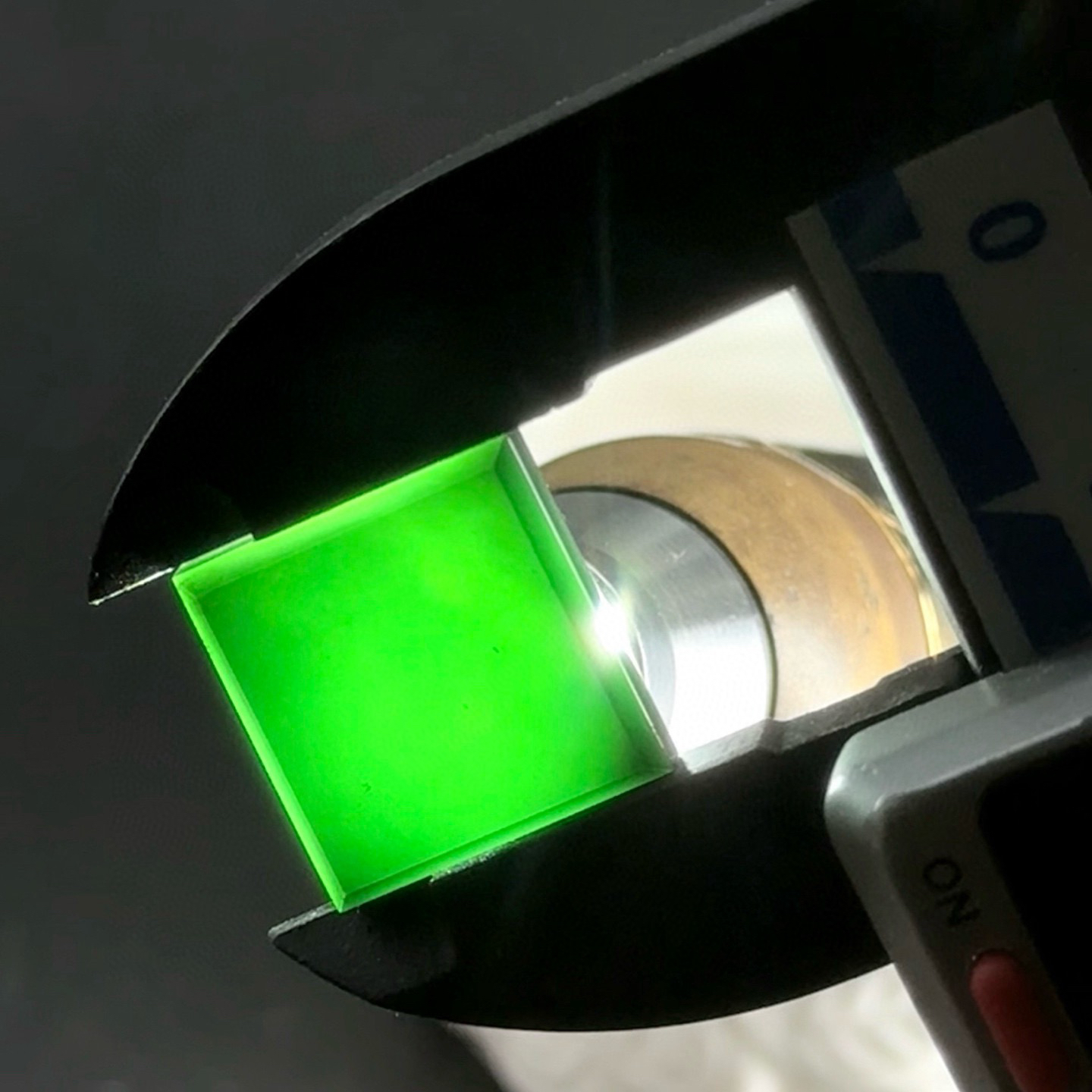 精品墨翠方戒面 种好色正 黑度极好 打灯通透 油性十足 尺寸14.8