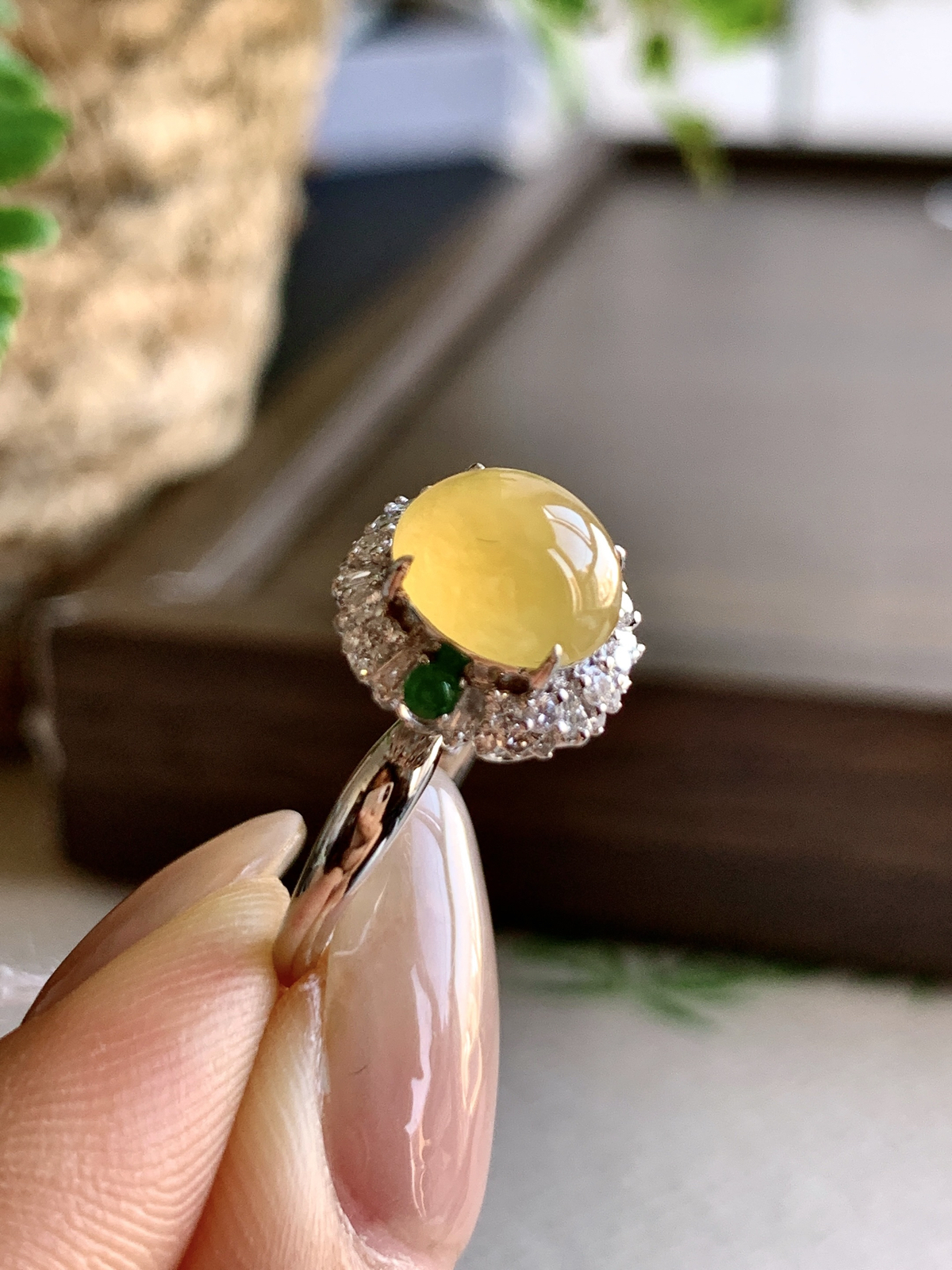 【镶嵌】️高冰黄翡蛋面戒指
【说明】缅料  18k金镶嵌 性价比高  
【整体】12-11.5-11.3
【圈口】14号..