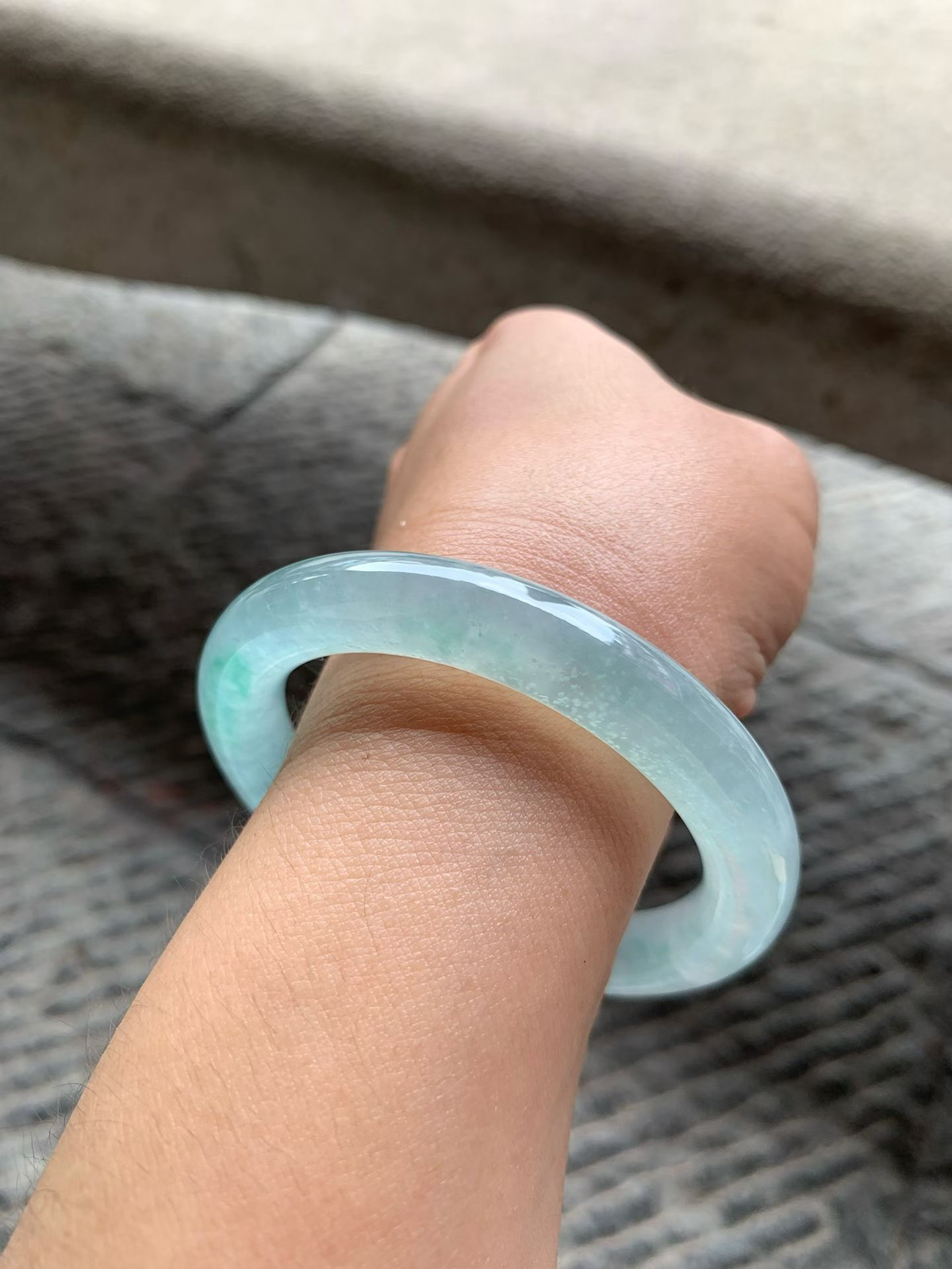 老坑种飘绿花圆条手镯尺寸54.5*10*10 通体冰透，清润水灵，胶感十足，绿花灵气轻盈，上手清冷贵气！