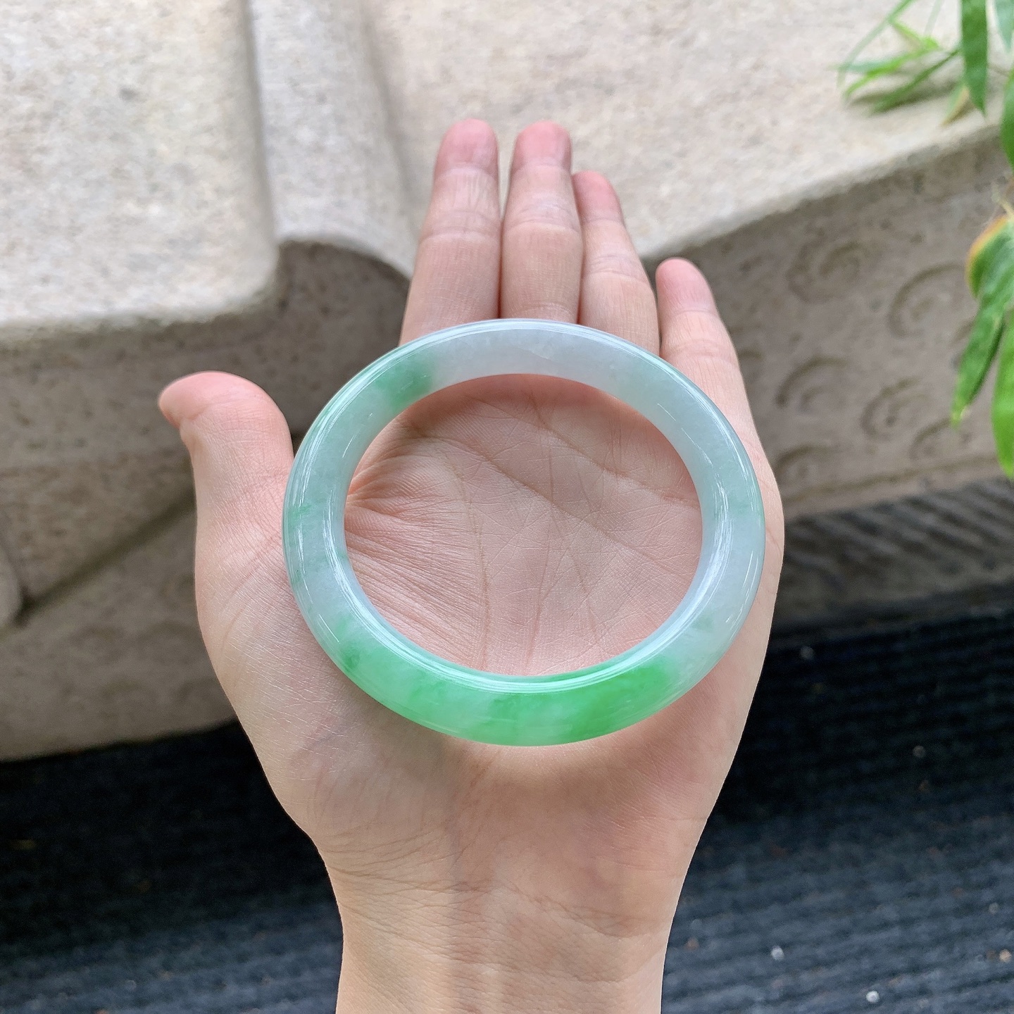 圆条54 55【圈口】54.5/8.8/9【编码】A1121781【描述】细糯飘绿，水润，种老，细腻