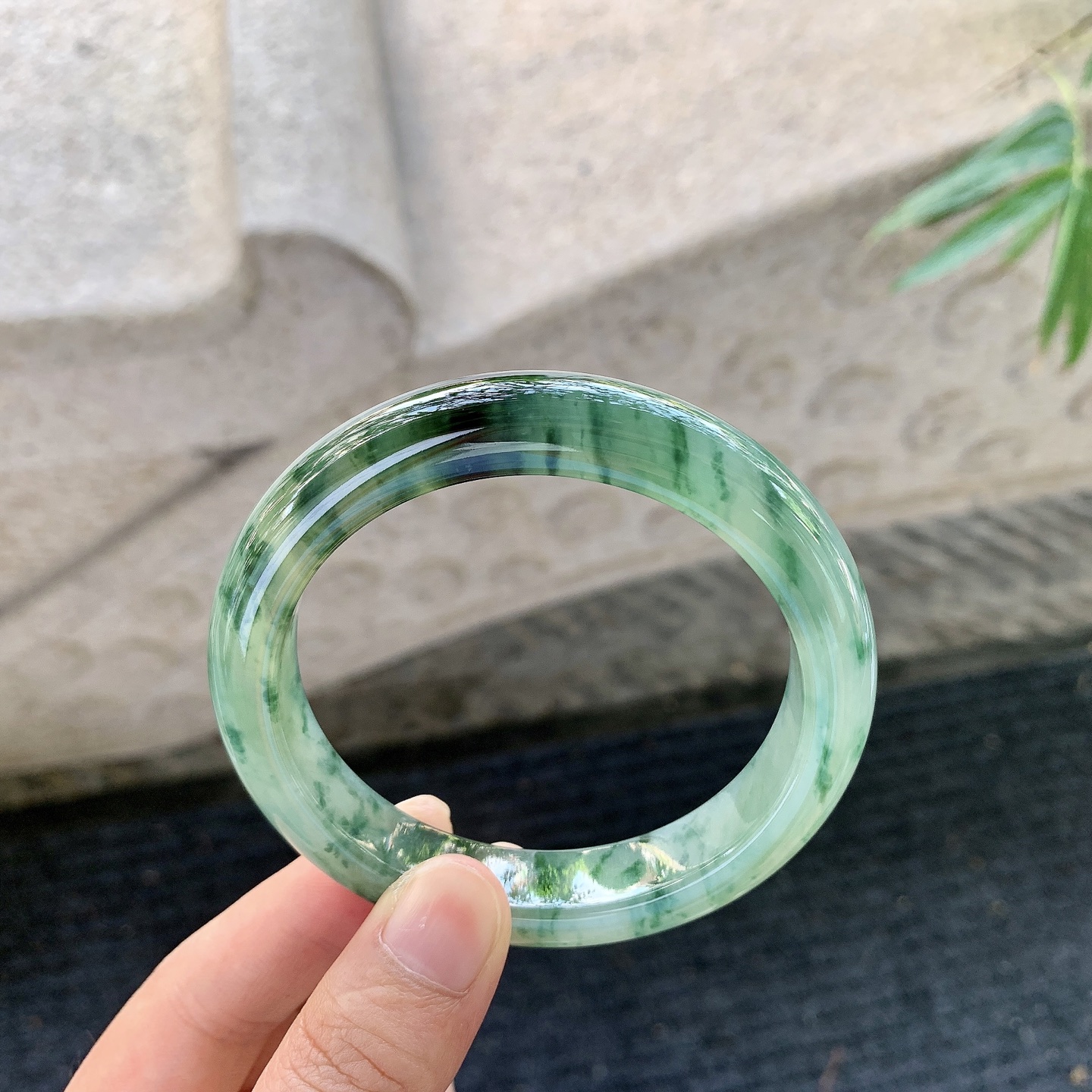 正圈57 58【圈口】58.7/12.2/9【编码】YT121382【描述】糯冰飘绿花，种老，细腻，无裂