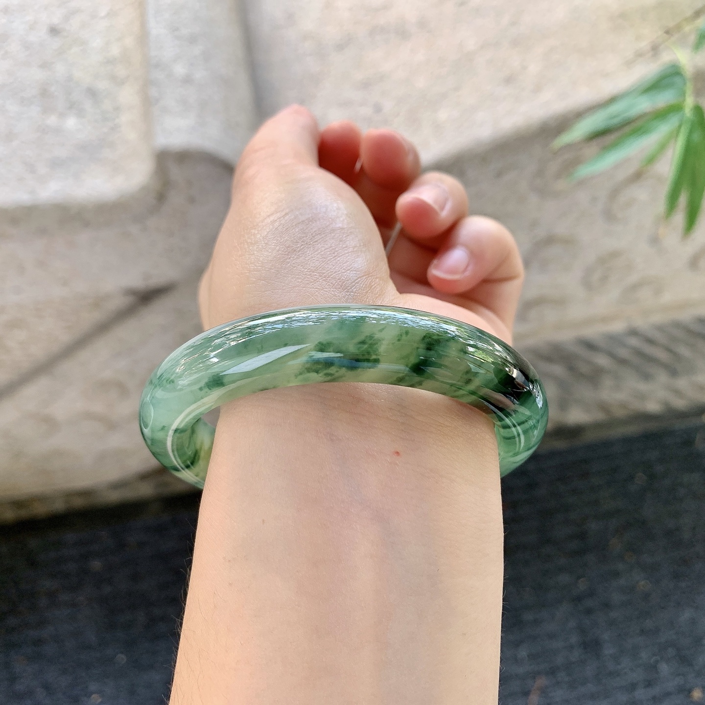 正圈57 58【圈口】58.7/12.2/9【编码】YT121382【描述】糯冰飘绿花，种老，细腻，无裂