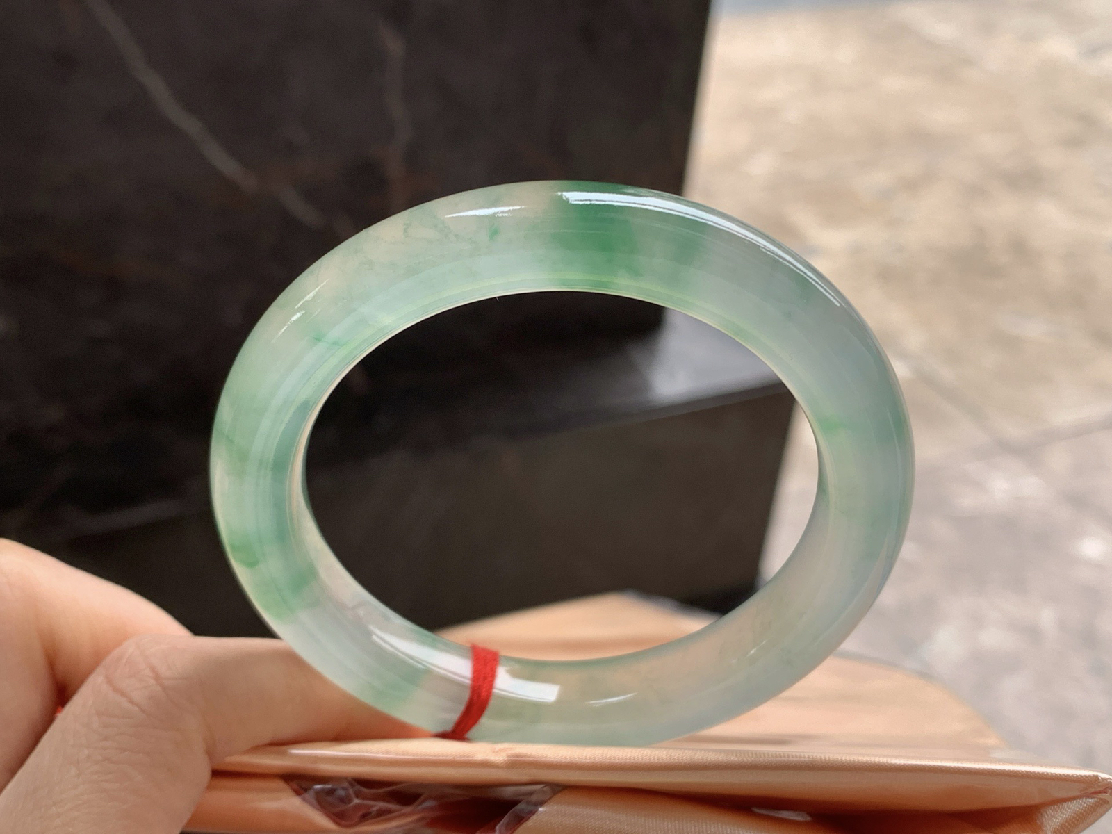 58.5-11.3

冰种绿花圆条手镯^_^种老 飘花好看