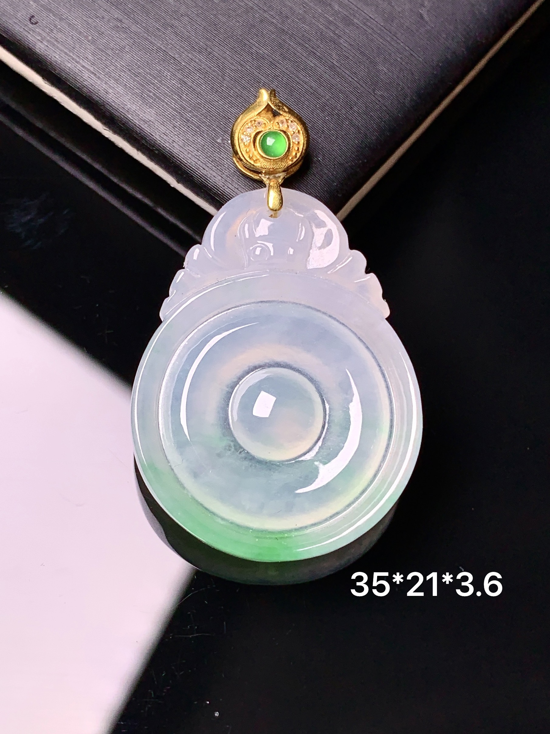 18k金钻镶嵌飘绿福在眼前吊坠 玉质细腻 色泽艳丽清新 水润亮眼 整体尺寸35*21*3.6c5