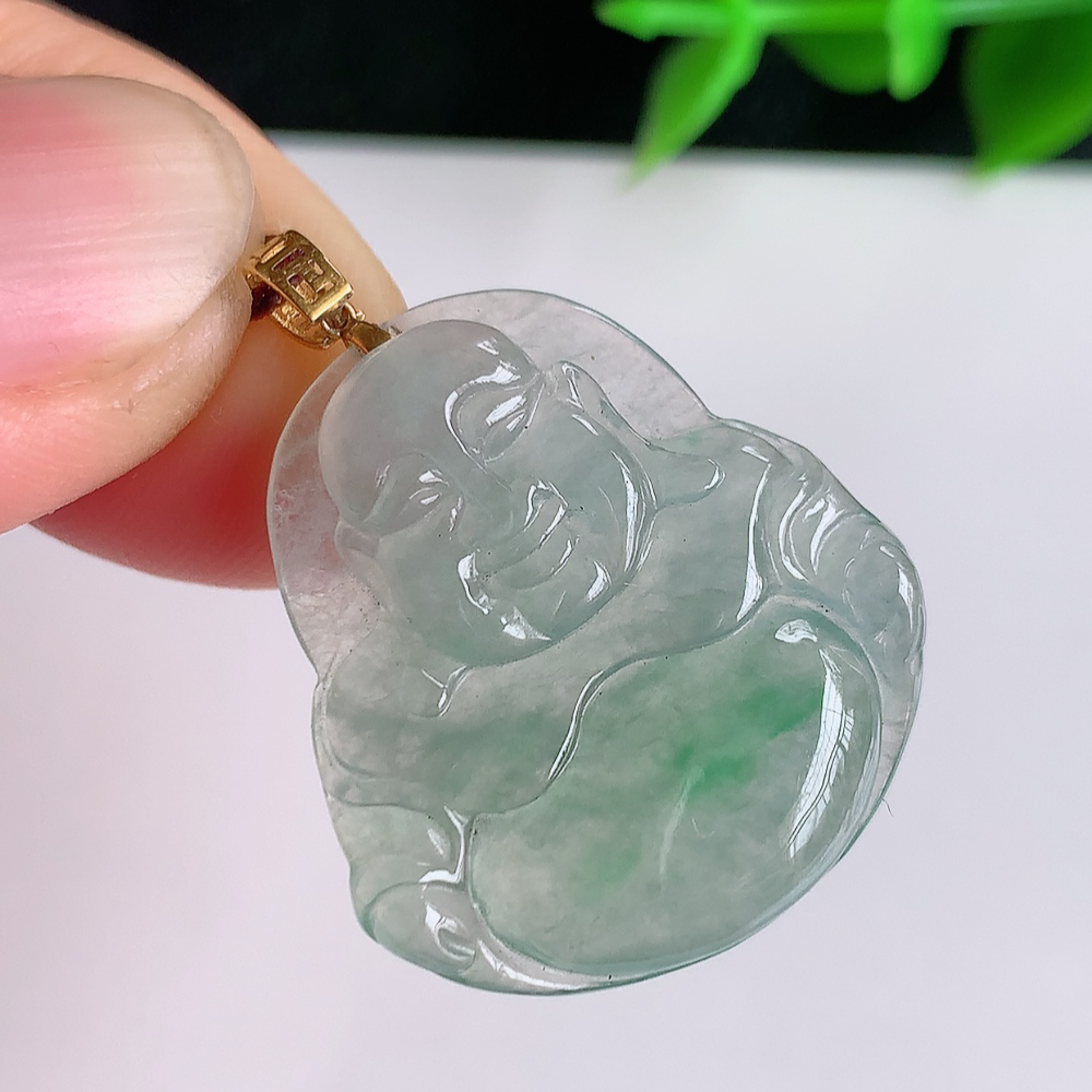 18k金扣冰润飘绿佛公挂件 玉质细腻  精雕弥勒佛，笑佛福耳垂肩，面相喜庆，开怀大笑，憨态可掬。惟妙惟肖，寓意福禄双全，吉祥美满，笑口常开 W41.11  尺寸：25-23-4.5mm