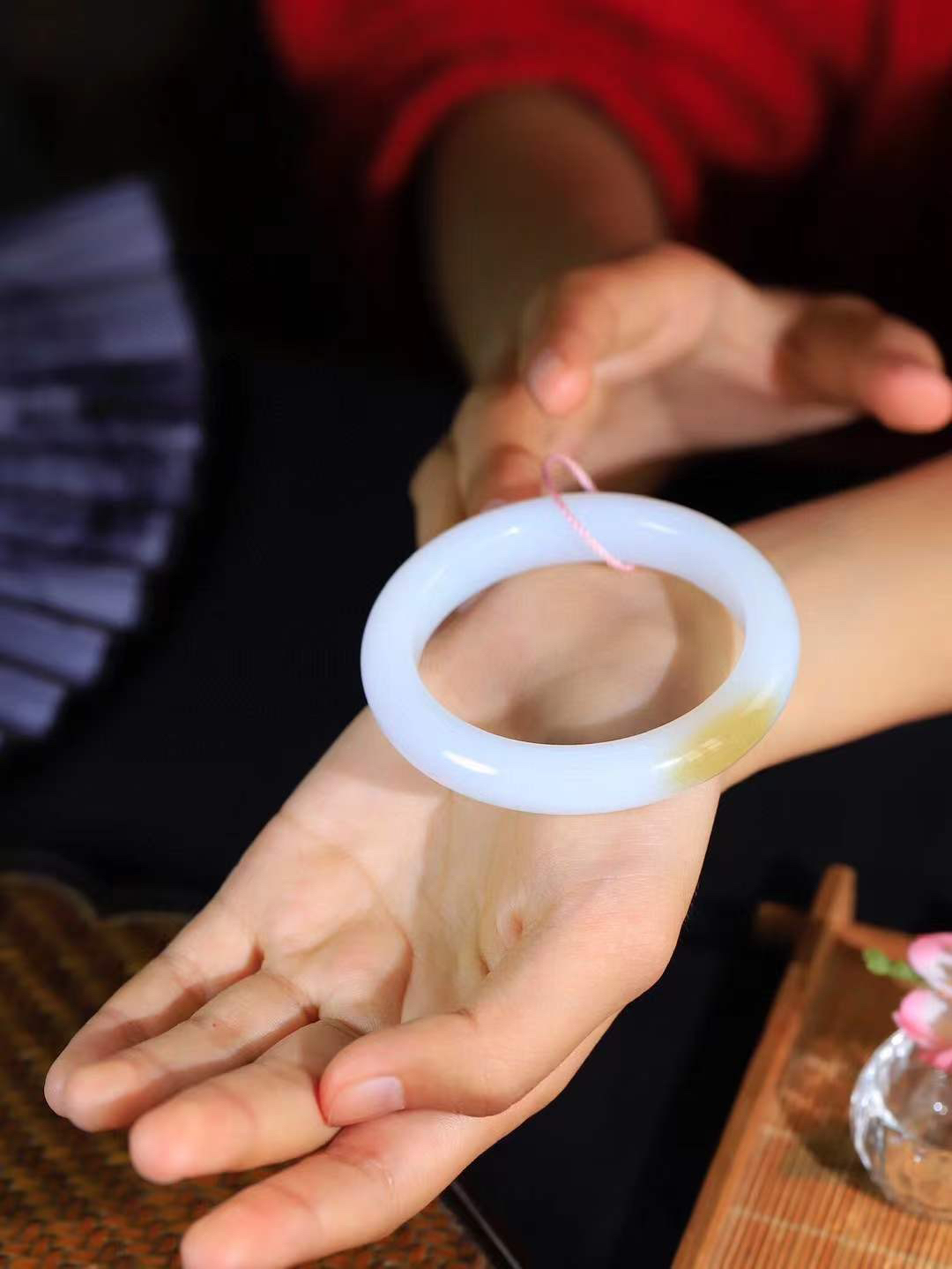 【暖玉生香·手镯】

精品和田玉糖白玉手镯，质地油润细腻，色泽高贵典雅，镯型古朴典雅。在诗情画意的