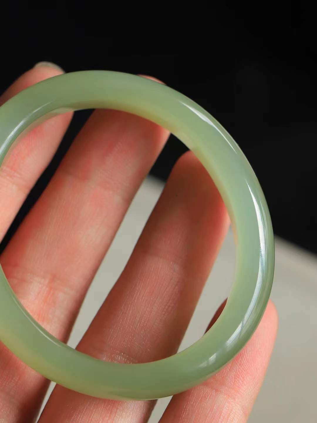 【贵妃镯.玉腕清响】    

精品和田玉晴水贵妃镯，玉质温润细腻 油性十足 相传杨贵妃十分喜爱椭圆形态手镯，后人称其为贵妃镯。因其形与人手腕形相吻合，佩戴更服帖，别具妩媚风格。
重39.5克   正圈内径51-47.5mm尺寸11.8-7.7mm   fDA-88363048