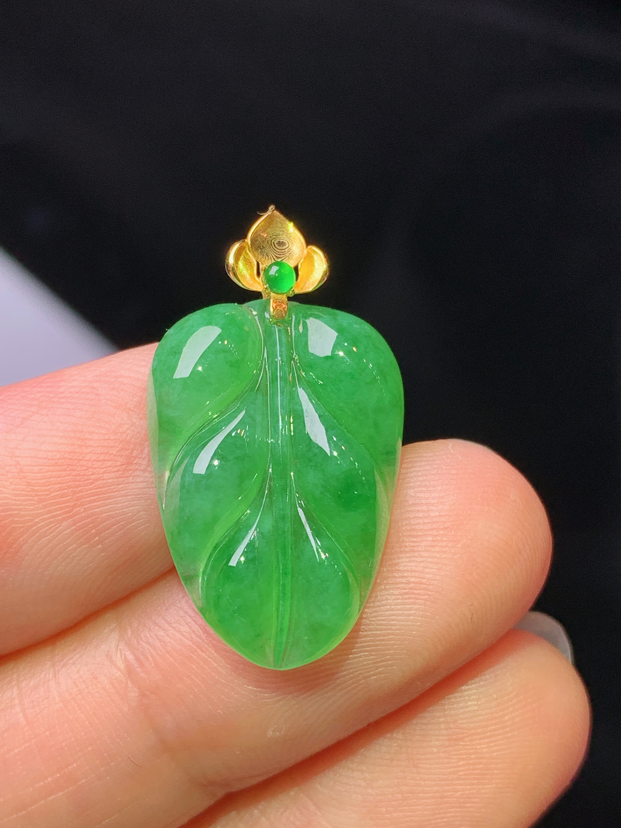 18k金镶嵌翠绿树叶吊坠 玉质细腻 色泽艳丽清新 水润亮眼 整体尺寸25.5*14*3.5j2