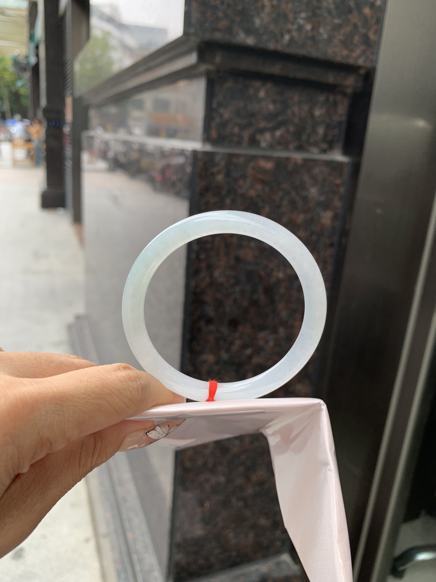 白月光美人条 54.5-7.3-6 0412-N410-6 打灯细纹，底妆细腻，水水润润的白月光，如同夜空中最温柔的那一抹月光，轻轻洒落你的手腕，带来一份宁静与雅致