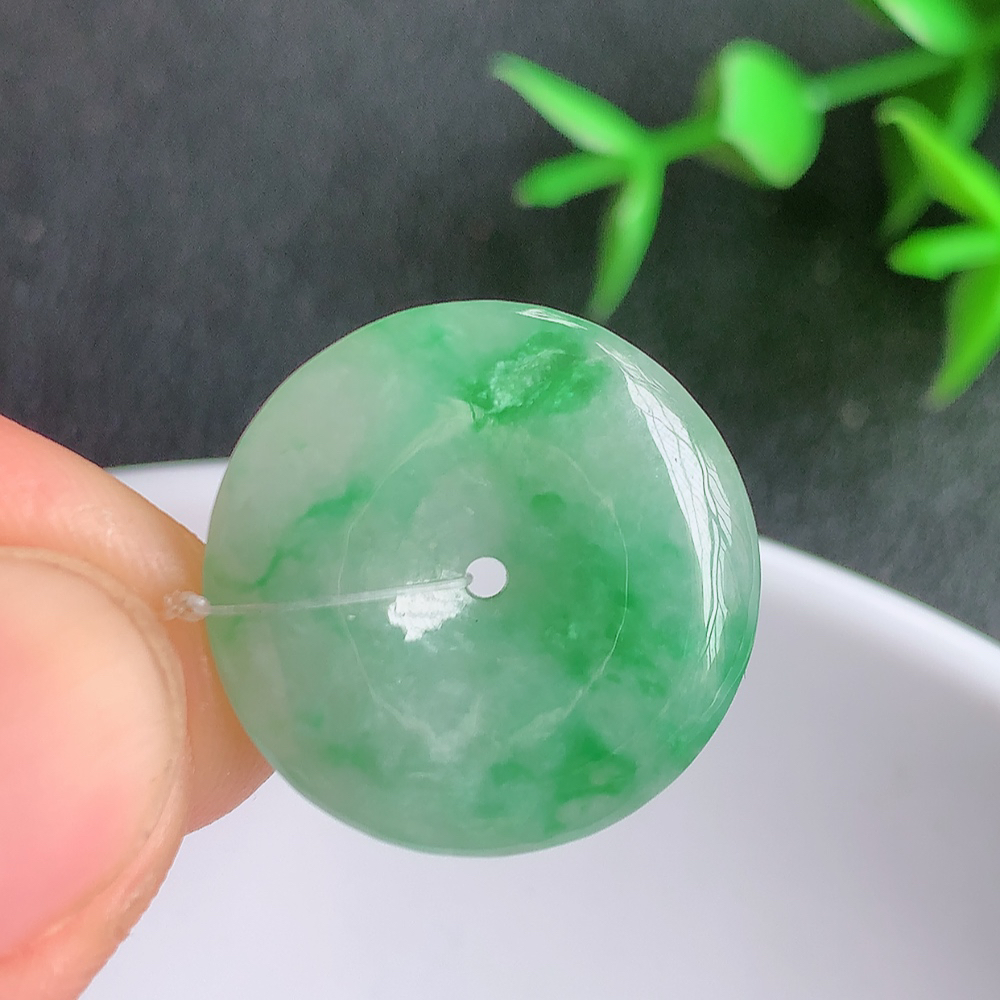 冰润飘绿平安扣吊坠，厚装饱满，冰润剔透，细腻水足，种质润泽，飘花灵动，佩戴优雅大气，W49.12   尺寸：20.2-3.6mm