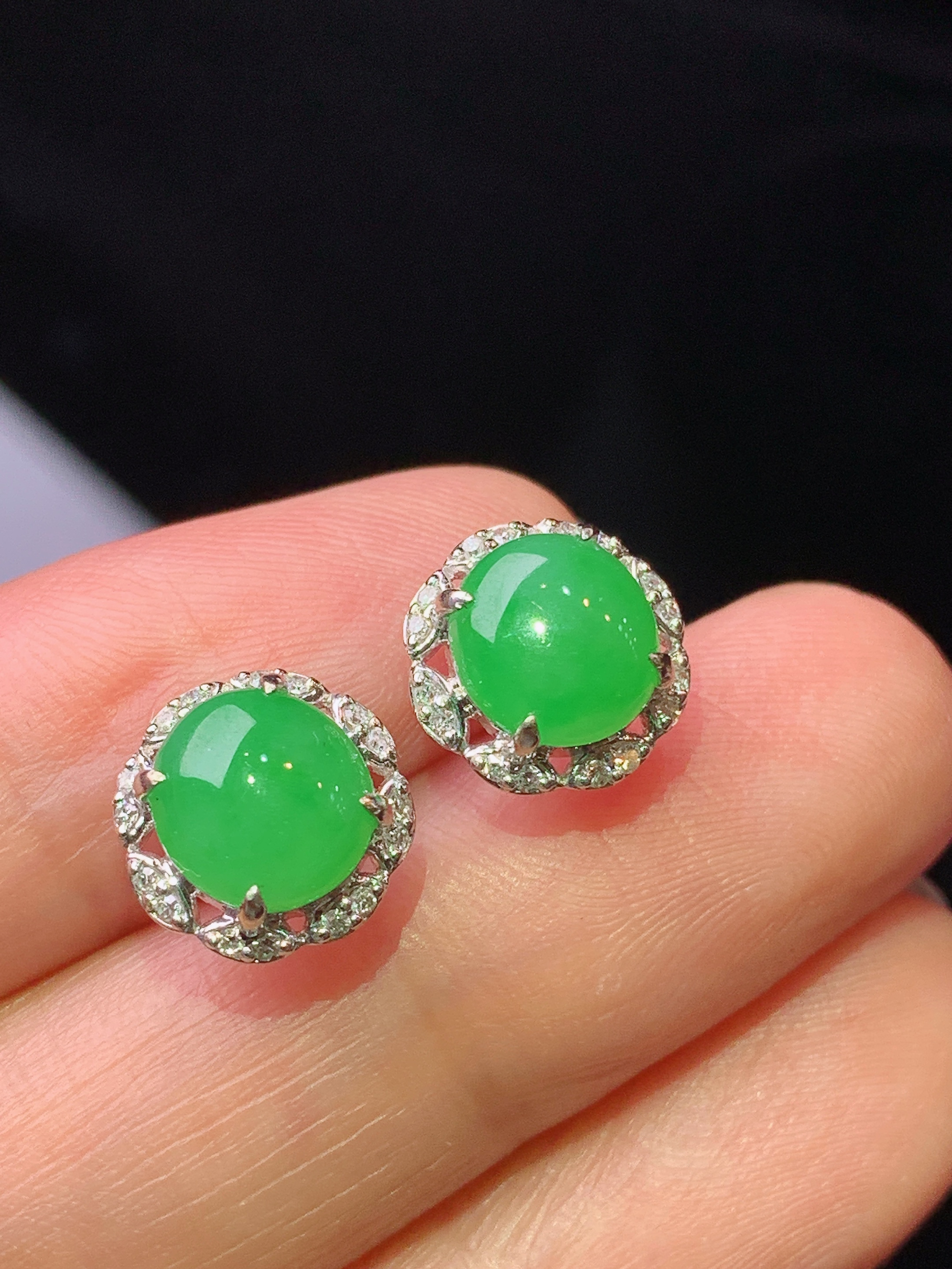 18k金钻镶嵌翠绿蛋面耳钉 玉质细腻 色泽艳丽清新 水润亮眼 整体尺寸10.2*4.2j2