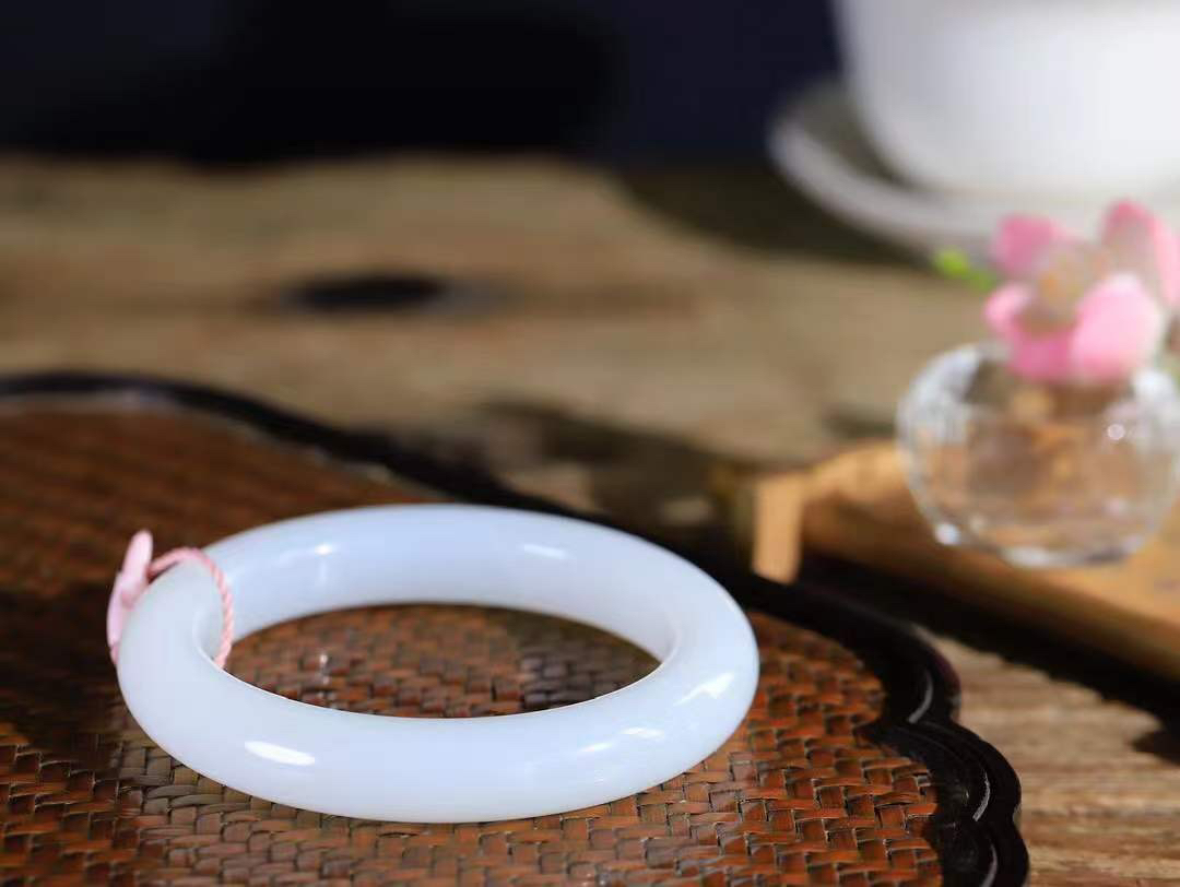 【婉约佳人.手镯】

精品和田玉白玉手镯 玉质温润细腻 油性十足 手感舒适，高华雅逸，线条流畅，简约大气，美自天成，素雅高贵。佩戴于腕间，婉约之美，举手投足间透出那份低调奢华。重63克 内径56.5mm  尺寸12-10.5mm   FDA-66451139