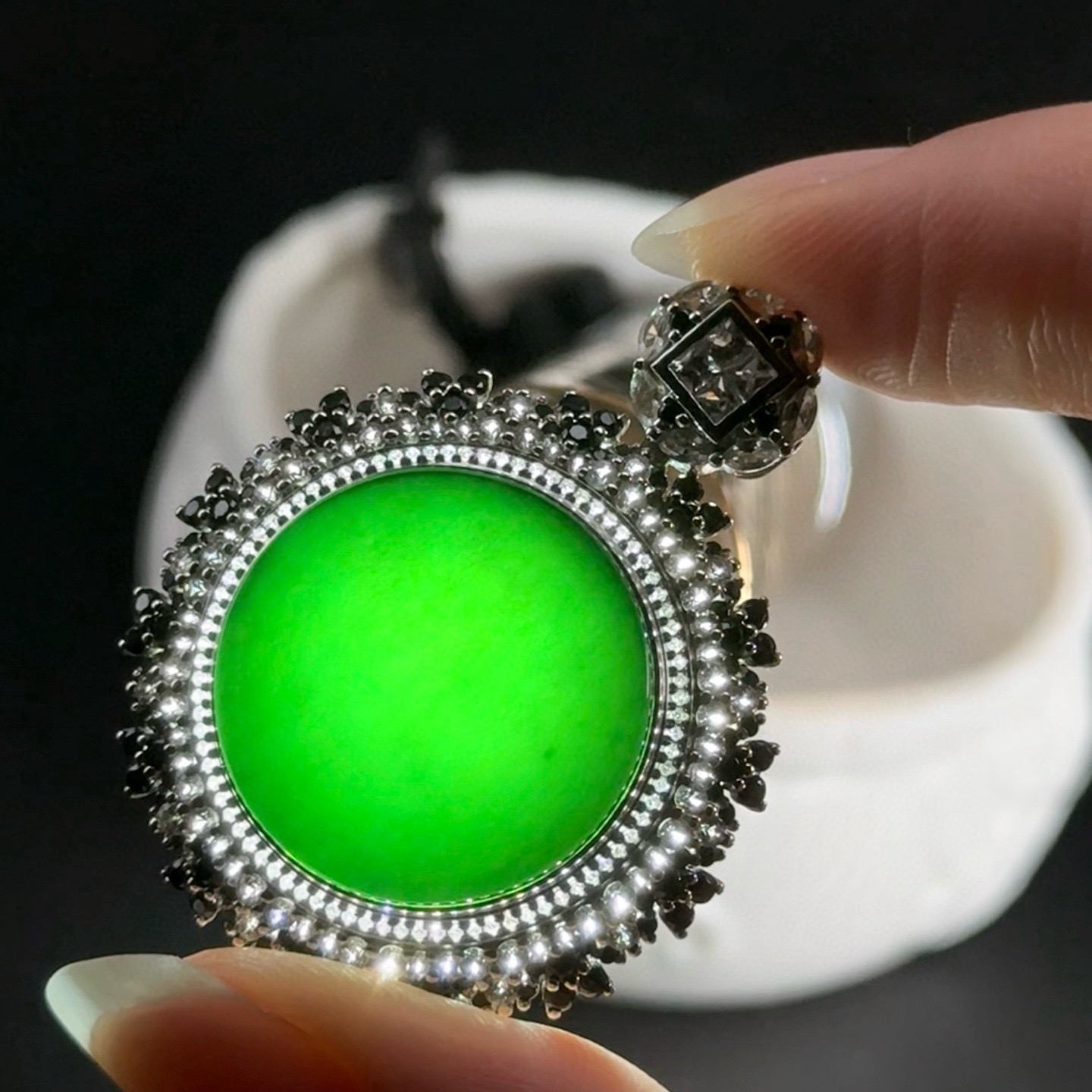 精品18k墨翠圆牌吊坠 种好色正 黑度极好 打灯通透 油性十足 尺寸40.2