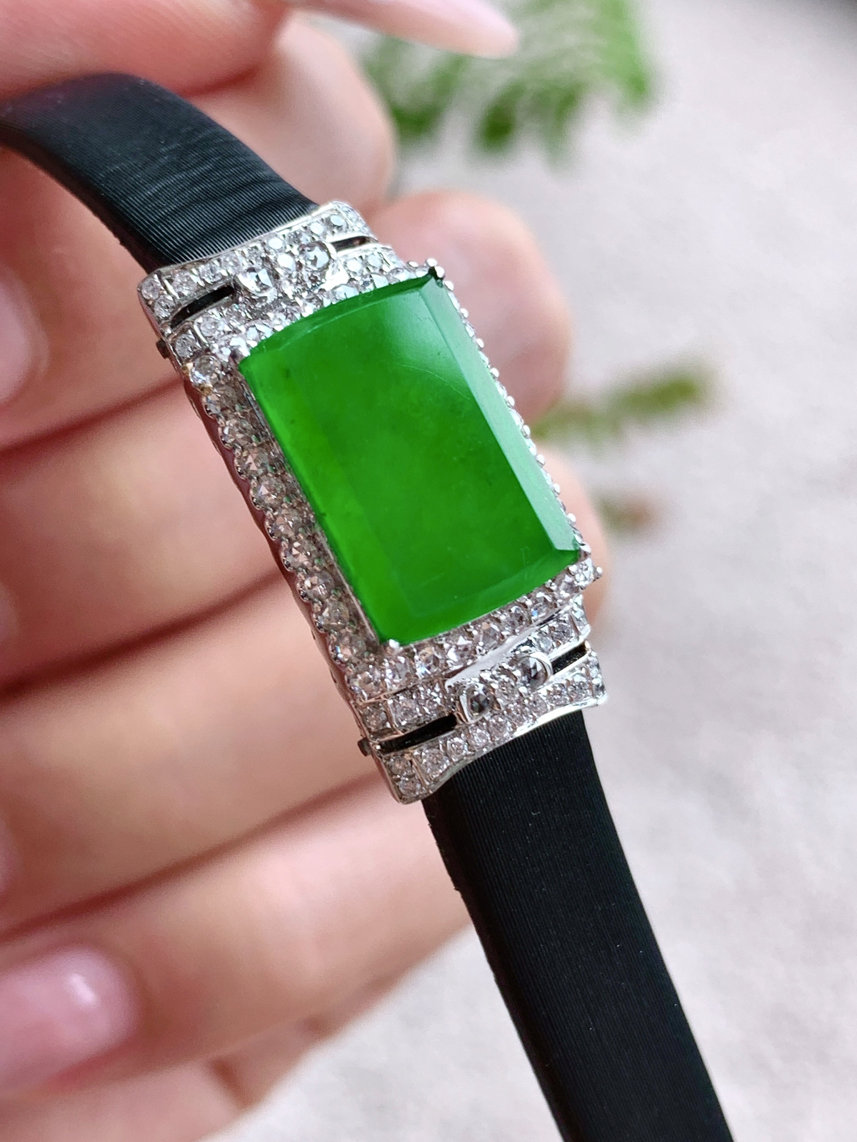 【镶嵌】🫧高冰阳绿无事牌满绿无事牌手牌手表款
【说明】缅料 18k金镶嵌 性价比高  
【整体】24.3-12.4-7.2
【裸石】14-9.6-1