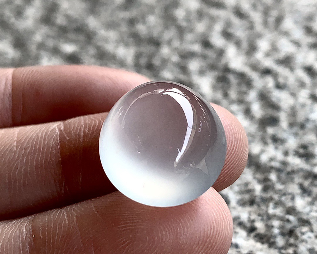 ️ 高冰蛋面，起荧起胶，肉眼不见棉絮，仅余一汪清冽冰湖在戒面荡漾  
尺寸16.8×15×9.8