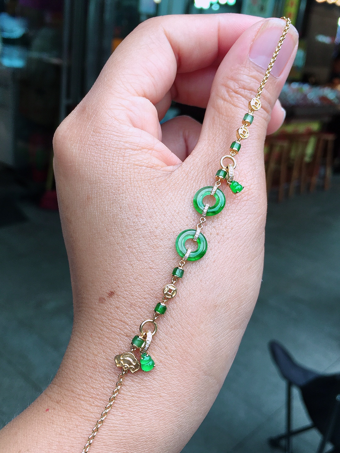 阳绿平安扣手链，色泽均匀艳丽，玉质细腻，荧光感超
强，饱满圆润，尽显优雅气质，18k
金豪华镶嵌