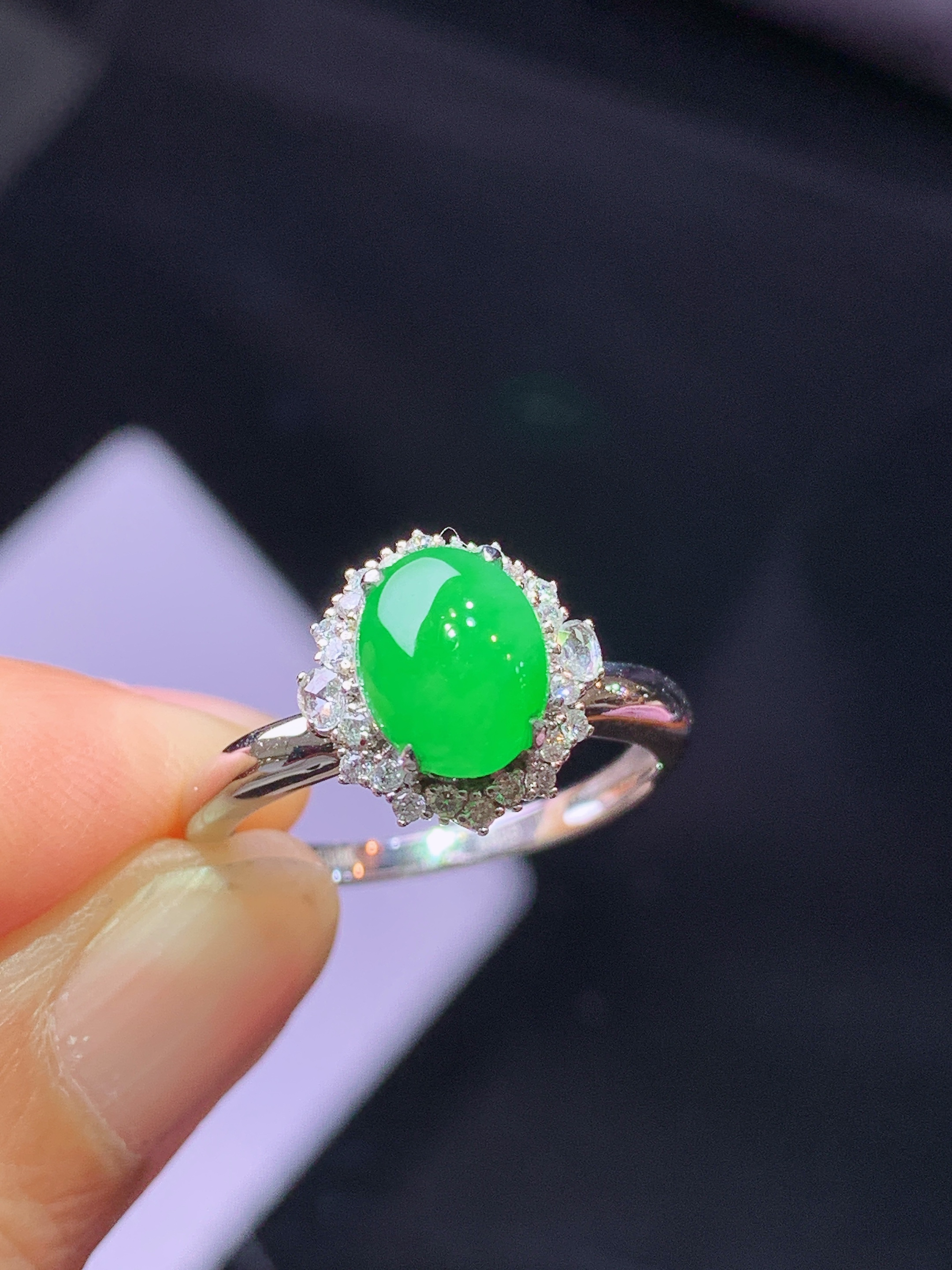 18k金钻镶嵌翠绿蛋面戒指 玉质细腻 色泽艳丽清新 水润亮眼 圈口14 整体尺寸11.3*10.6*8j2