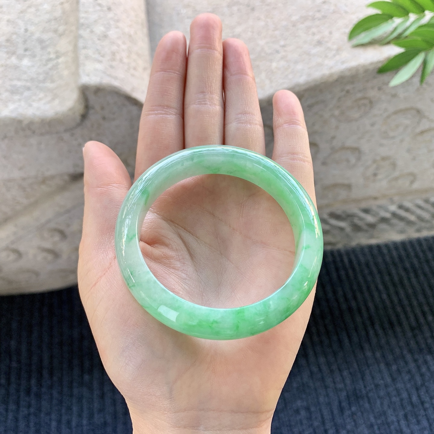 正圈54 55【圈口】54.3/12.4/8.2【编码】A1010482【描述】糯冰飘绿，水润，种老，细腻，打灯有棉线