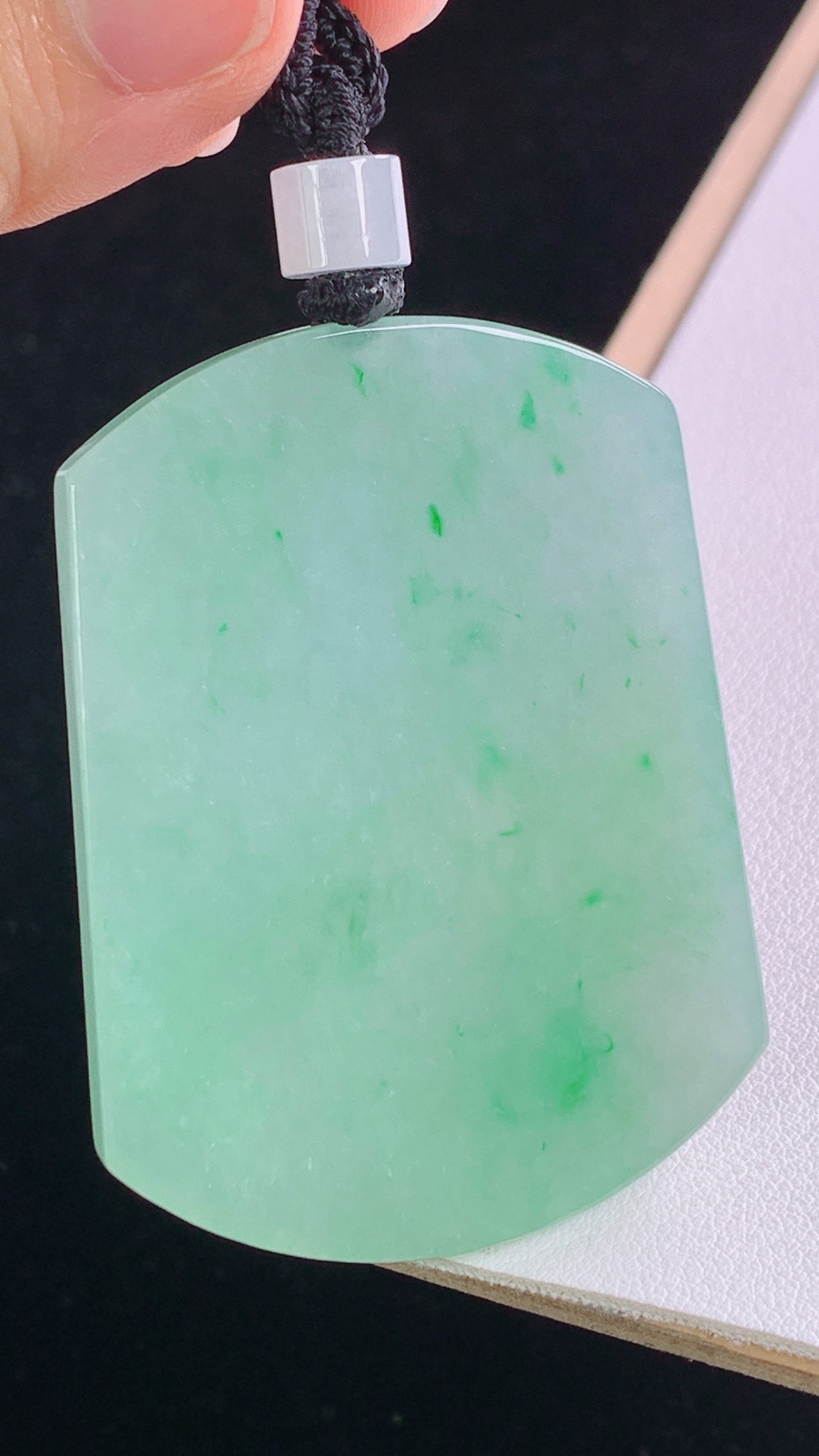 冰晴无事牌
种色兼备，水润细腻，
尺寸:63.4-54.3-40.9-5.4mm 9