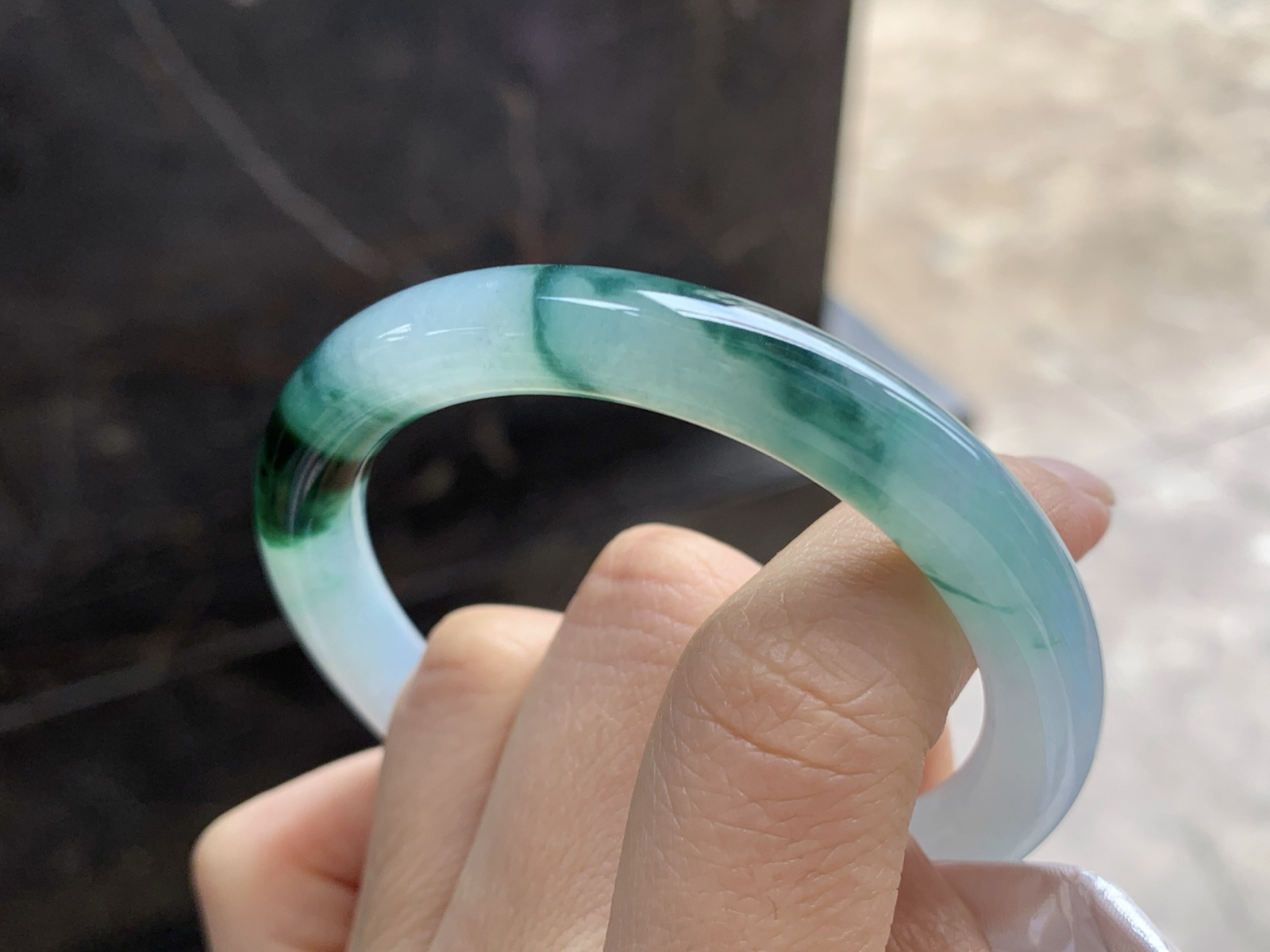 52-8.5

飘花圆条手镯^_^鲜艳 玉质温润