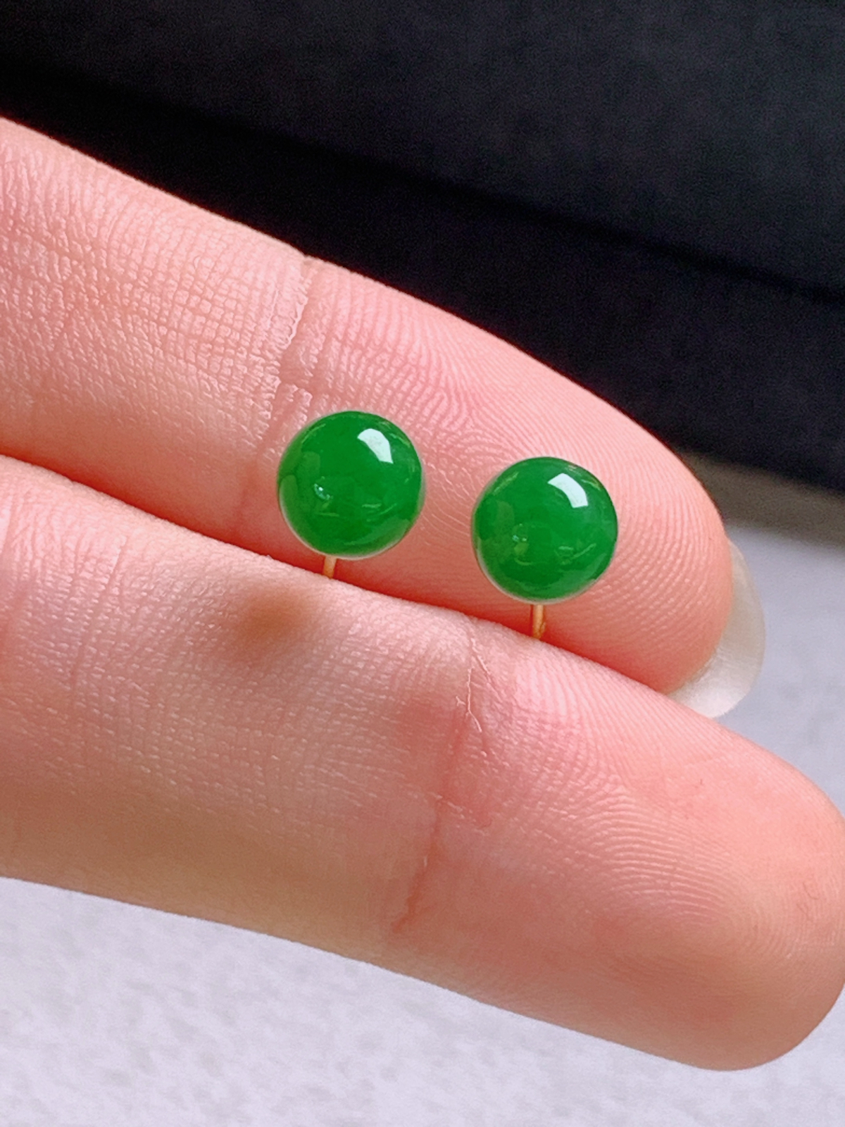 冰满绿珠珠耳钉，色好圆润
卡5.8