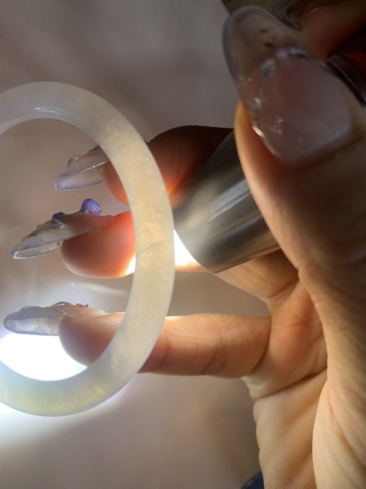 白月光美人条 54.1-7-5.6 0412-N410-2 打灯细纹，底妆细腻，水水润润的白月光，如同夜空中最温柔的那一抹月光，轻轻洒落你的手腕，带来一份宁静与雅致