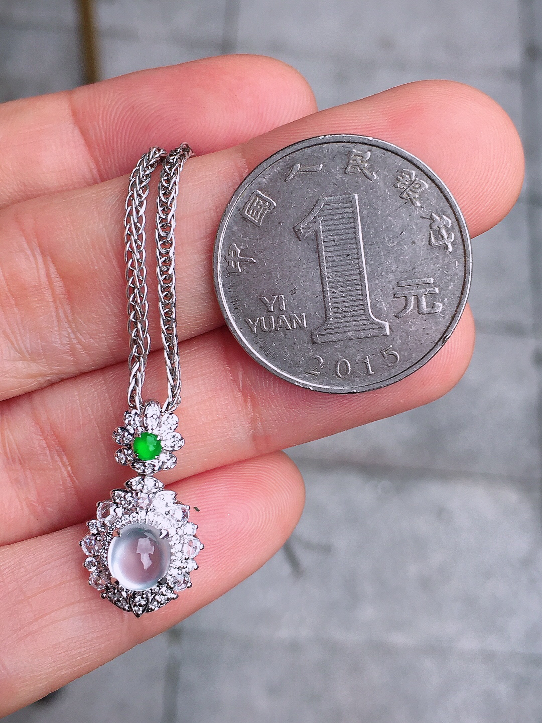 玻璃种蛋面吊坠，玉质细腻，荧光感超
强，饱满圆润，尽显优雅气质，18k
金豪华镶嵌