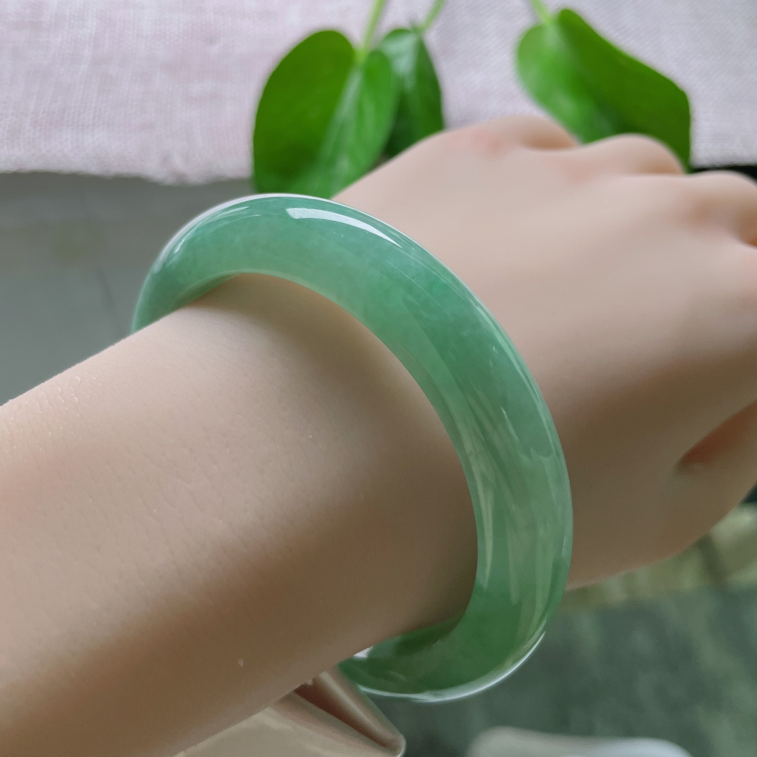 56.9/11.6/8.6绿色正圈，水润，不争不抢，却已占了满心欢喜。有纹，ss50910a