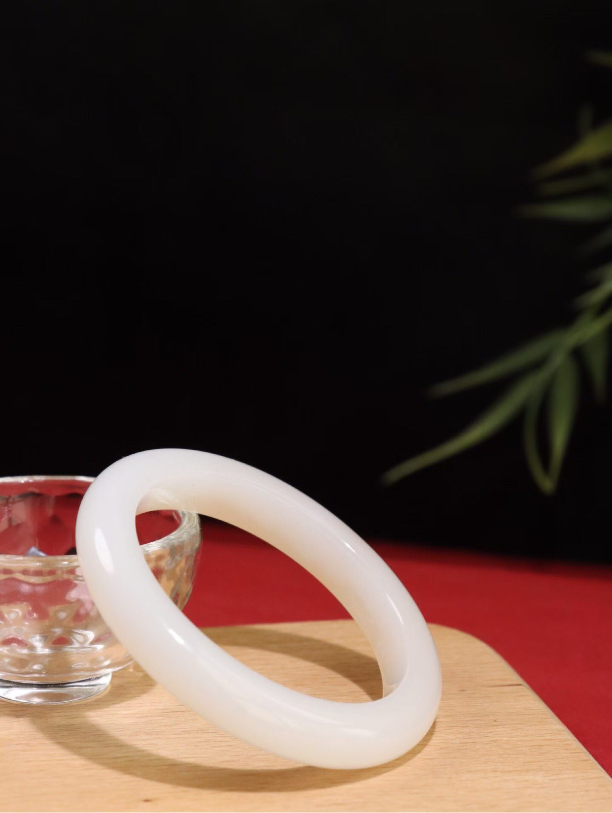 【一见倾心】

精品和田玉白加藕粉双色手镯，色彩温馨，玉质温润细腻 油性十足 手感舒适，款式精美，高华雅逸，线条流畅，佩戴于腕间，婉约之美，举手投足间透出那低调奢华。
重55克  圈口57.3mm 尺寸57-11.5-9.5mm FSO26248038218