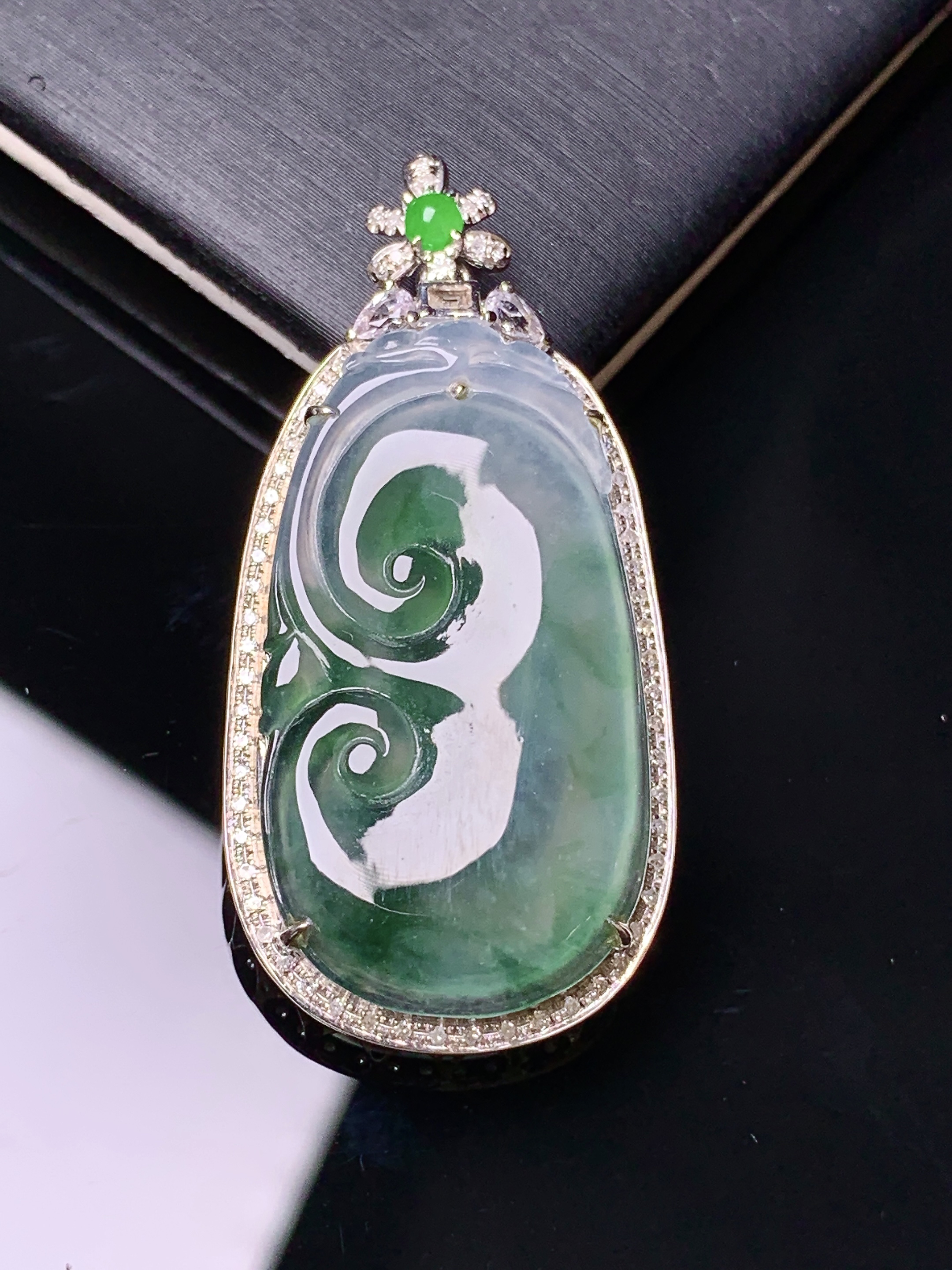 18k金钻镶嵌飘绿如意吊坠 玉质细腻 色泽艳丽清新 水润亮眼 整体尺寸40*19.3*6.5yz