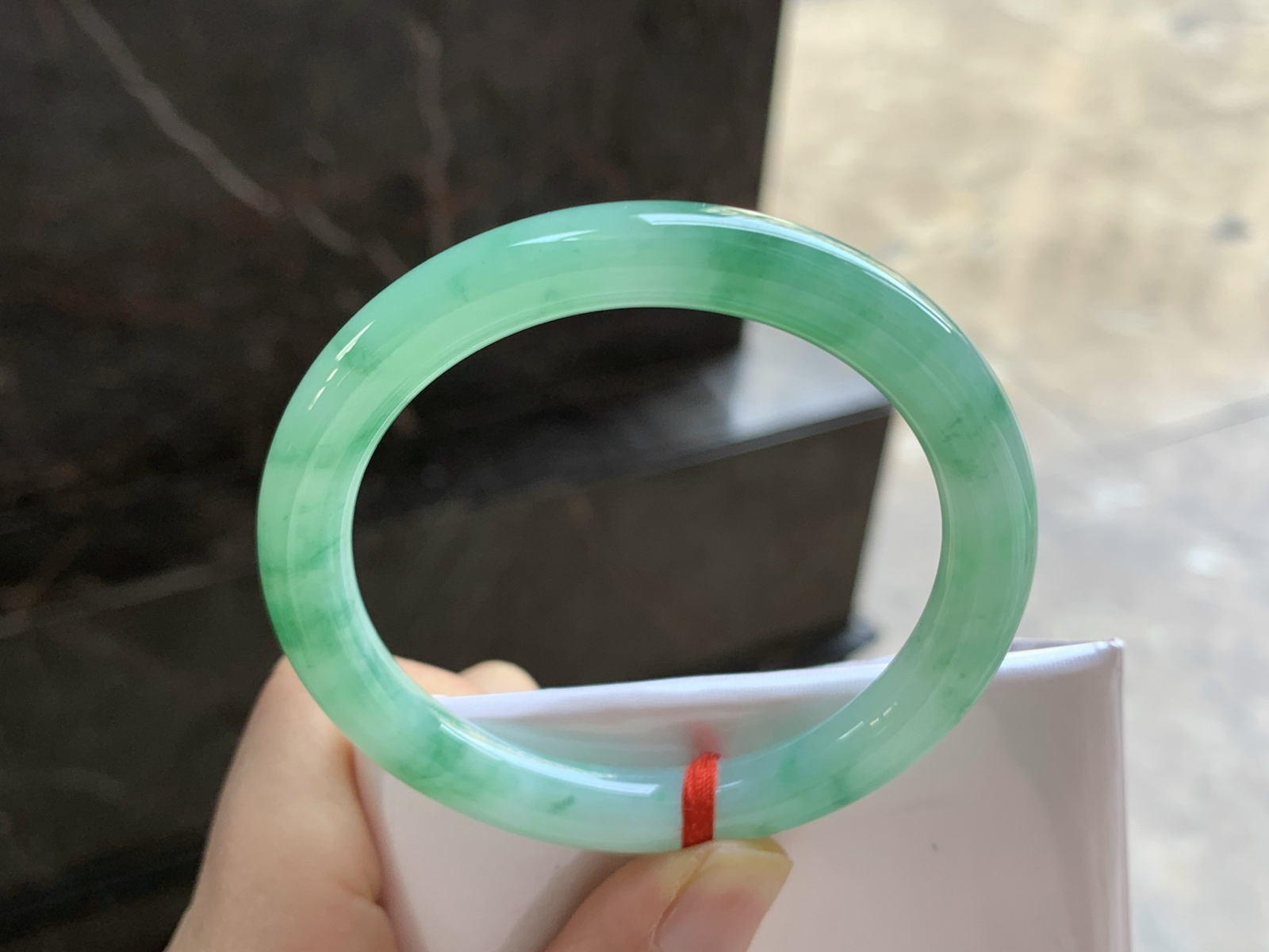 52-9

飘绿圆条手镯^_^色阳 细腻