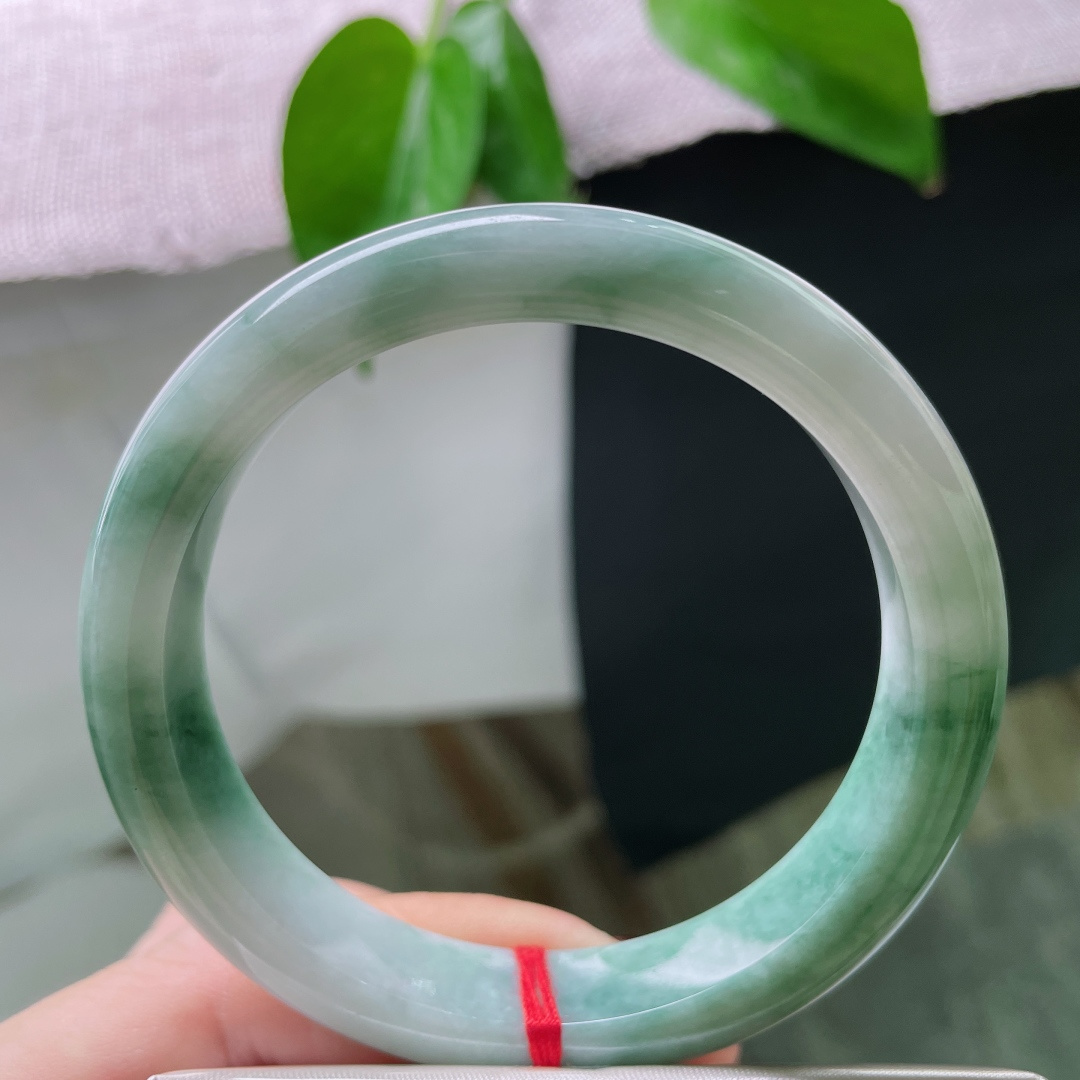 59.4/12.2/8.1，飘花正圈，质地温润细腻，与你相遇在纷飞的花雨里。有棉线，ss50781a