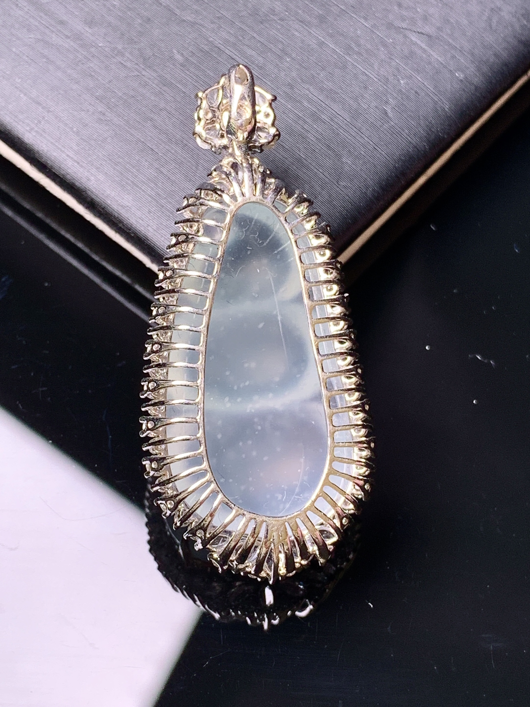 18k金钻镶嵌冰种四季豆吊坠 玉质细腻 色泽艳丽清新 水润亮眼 整体尺寸40.5*18.2*10.5c1