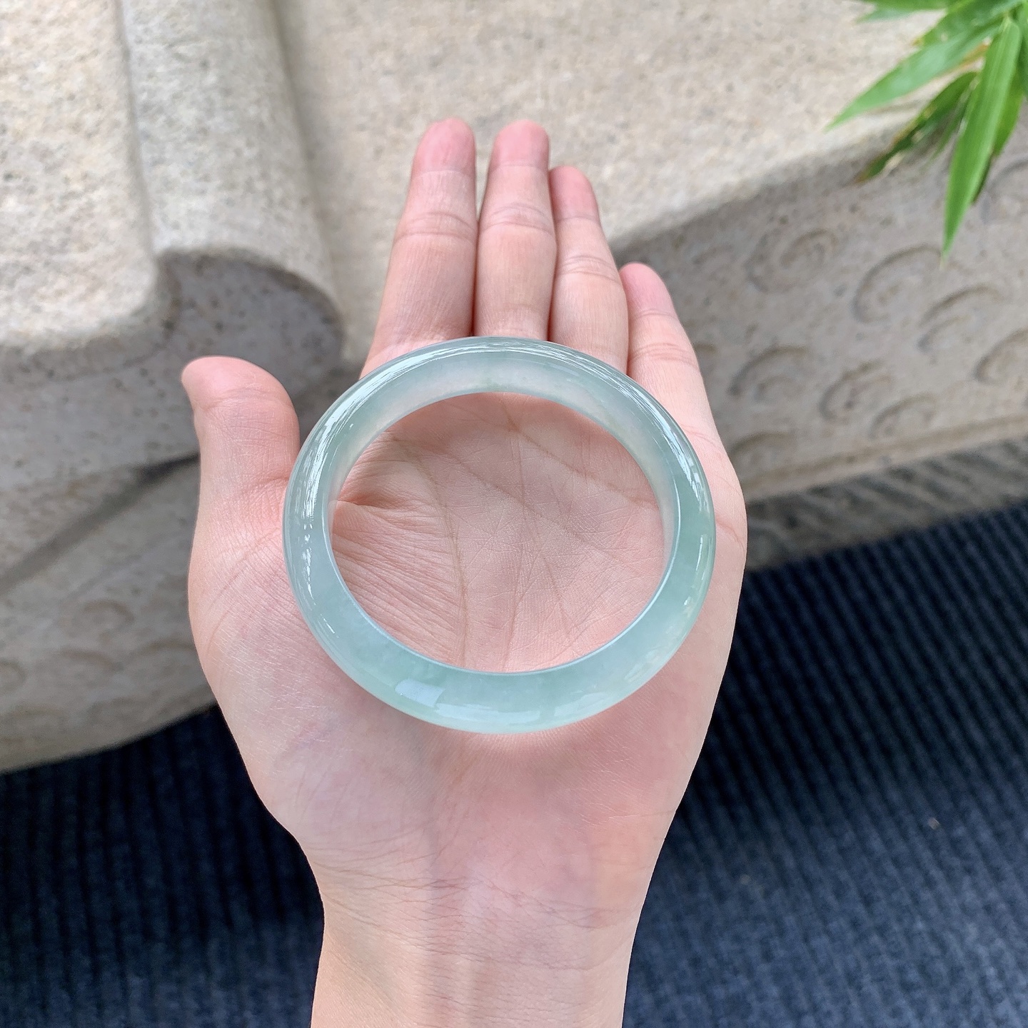 正圈51 52【圈口】51.5/11/7.5【编码】GL110880【描述】糯冰飘绿，水润，种老，细腻，无裂纹